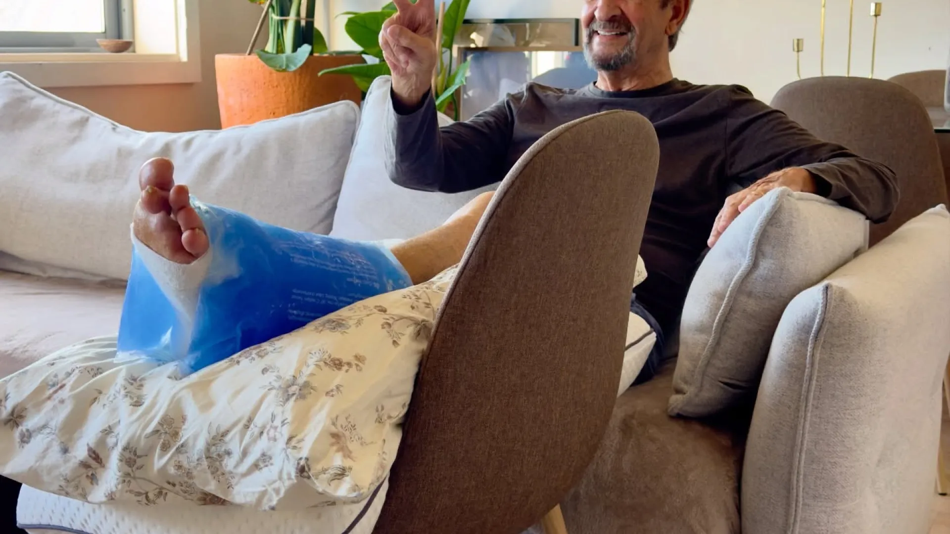 
                    Aos 82 anos, Carlos Areia mostra recuperação de cirurgia: 