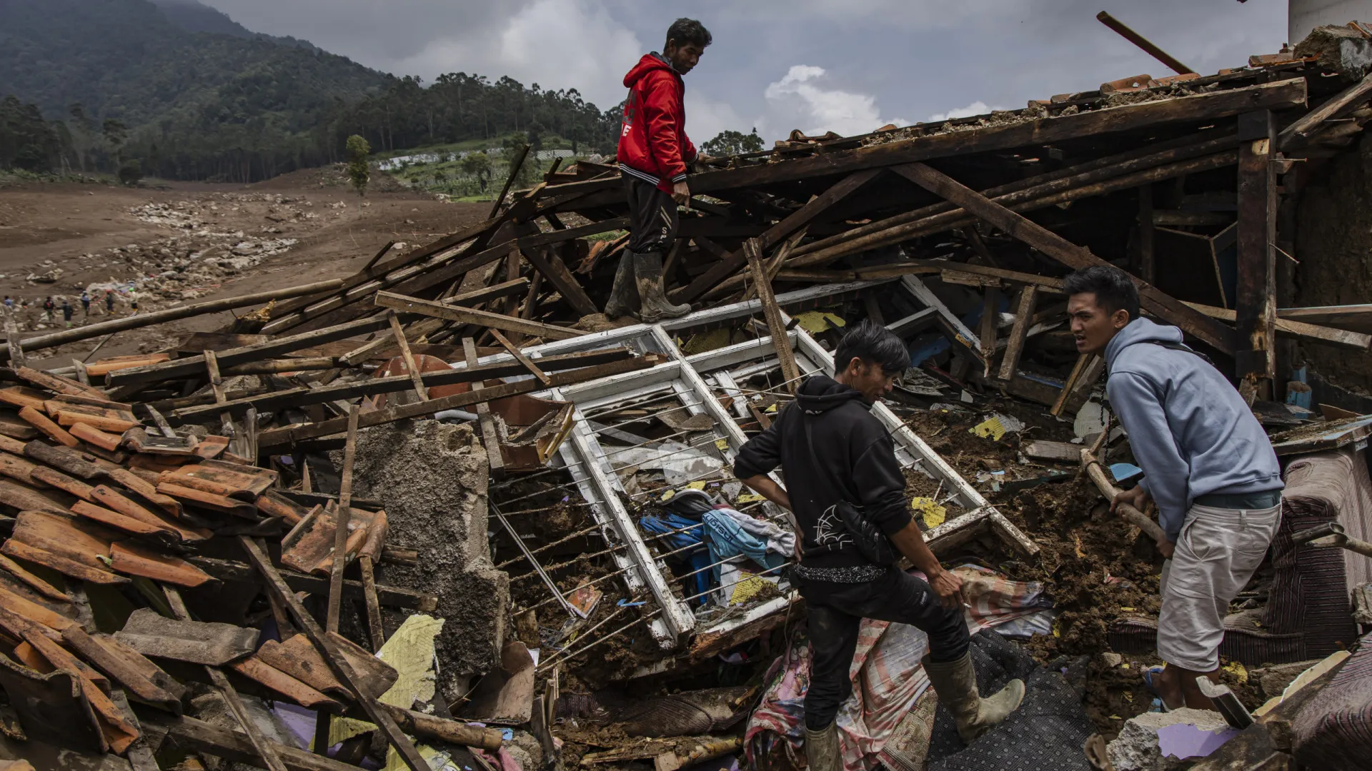 
                    Sobe para 34 número de mortos em deslizamento de terras na Indonésia
                