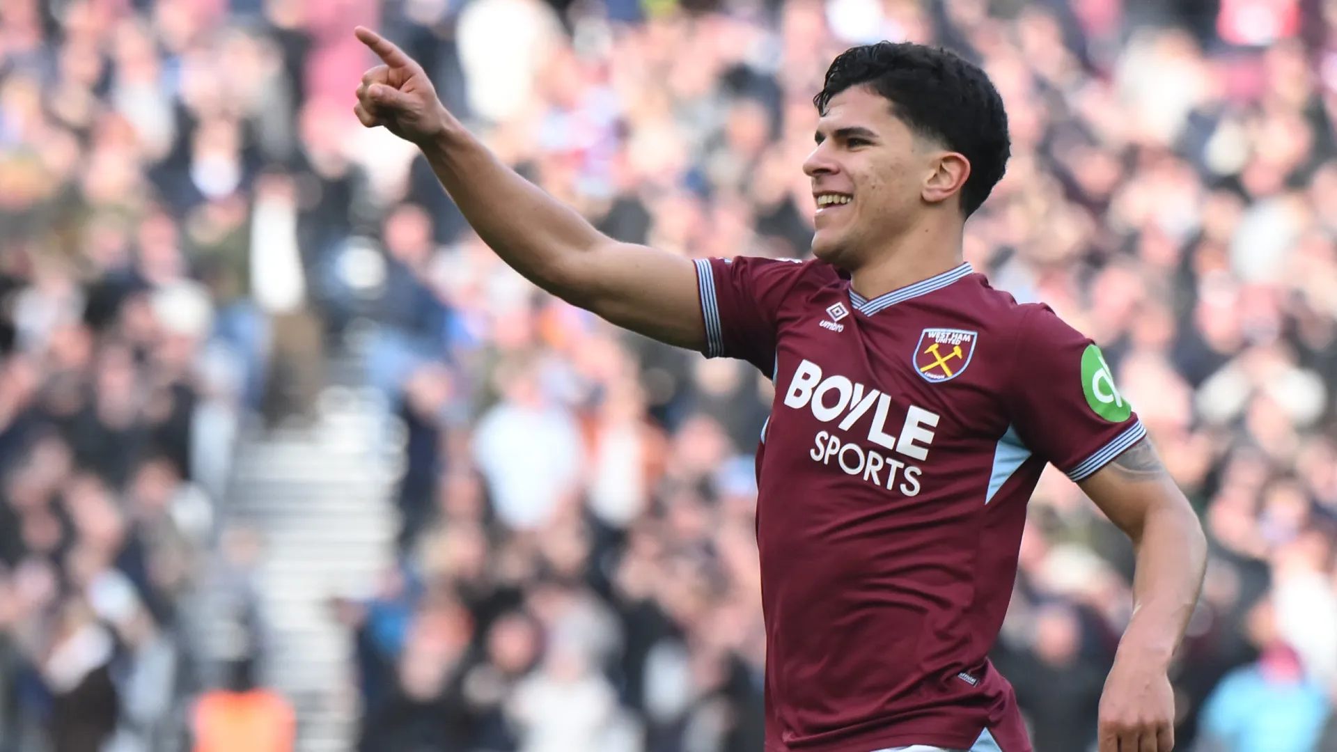 
                    Mateus Fernandes destaca-se no West Ham e pisca o olho a Roberto Martínez
                