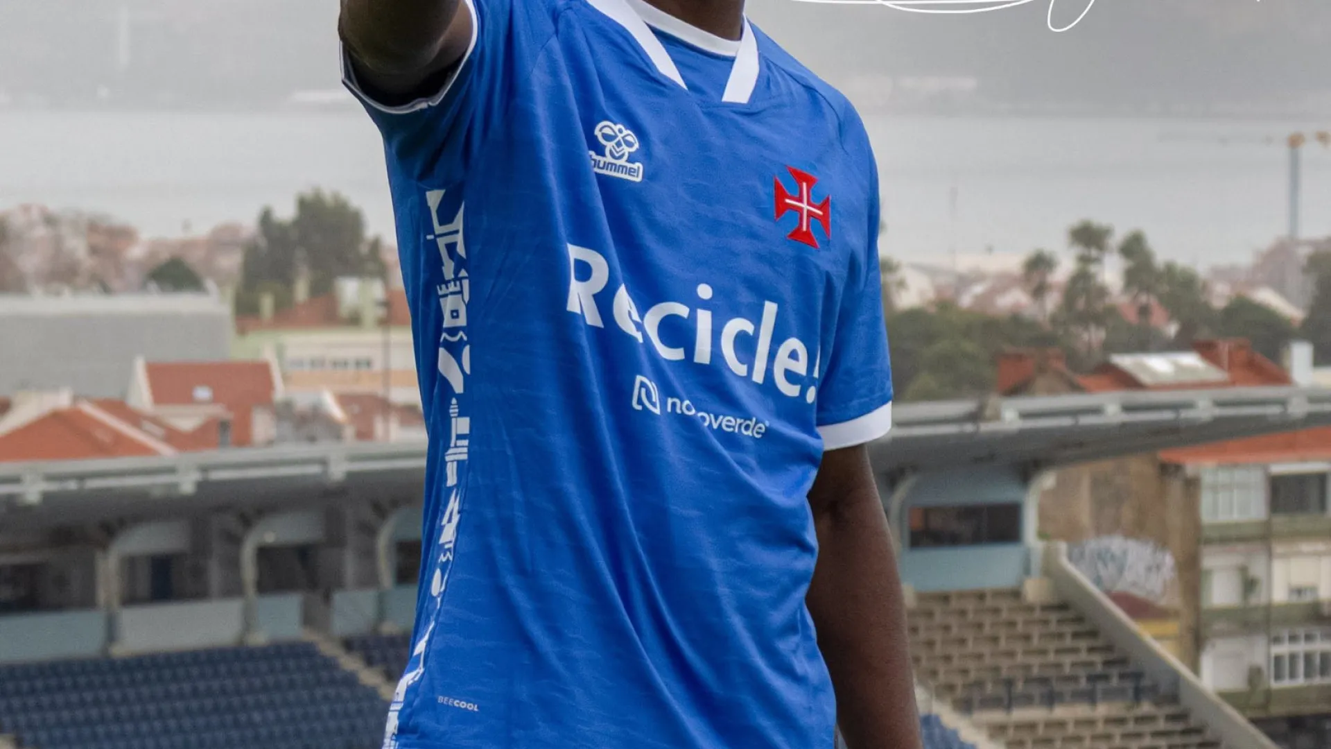 
                    Oficial: Estrela da Amadora empresta avançado João Gastão ao Belenenses
                