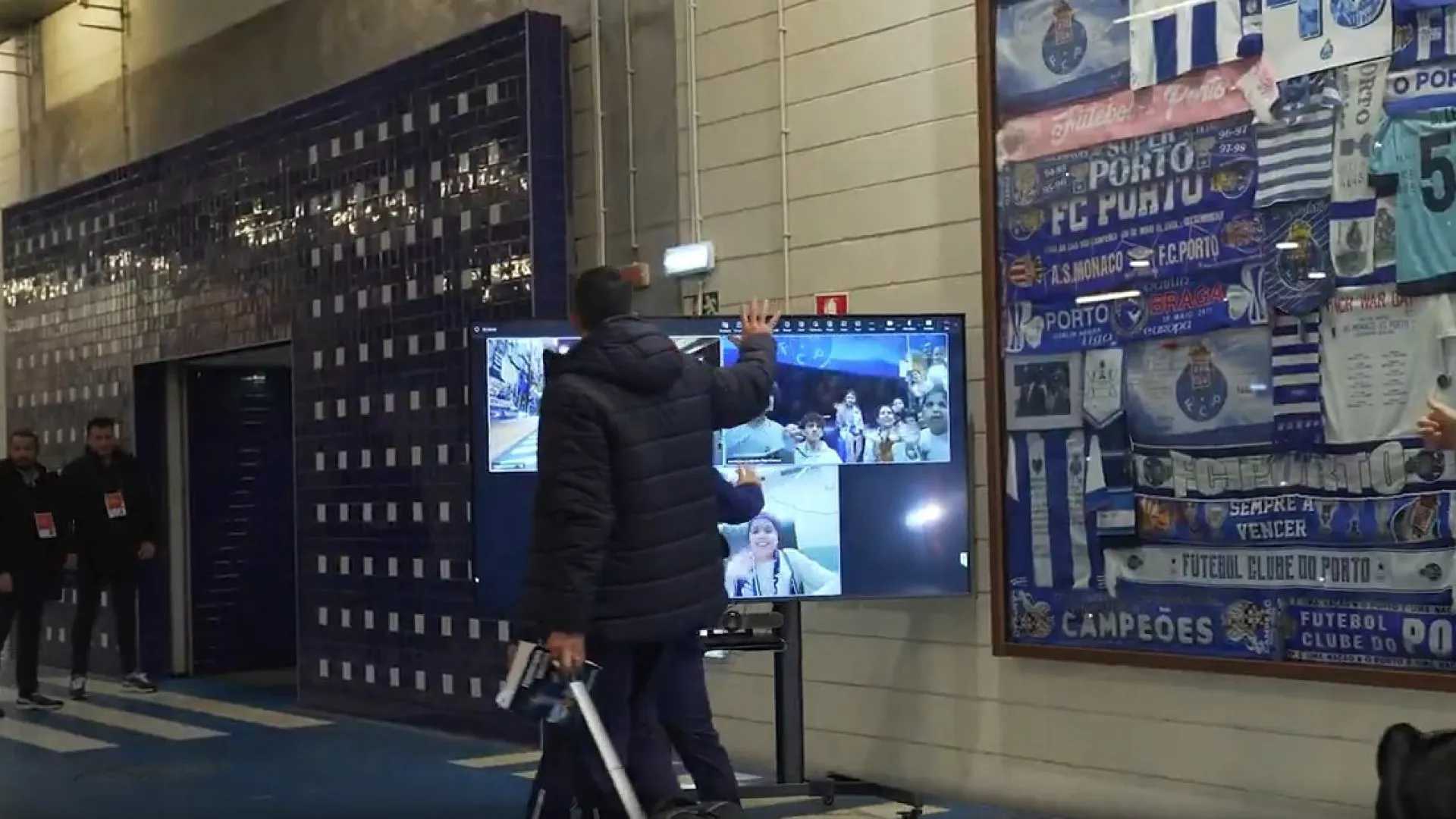 
                    De coração cheio. FC Porto chega ao Dragão e interage com crianças do IPO
                