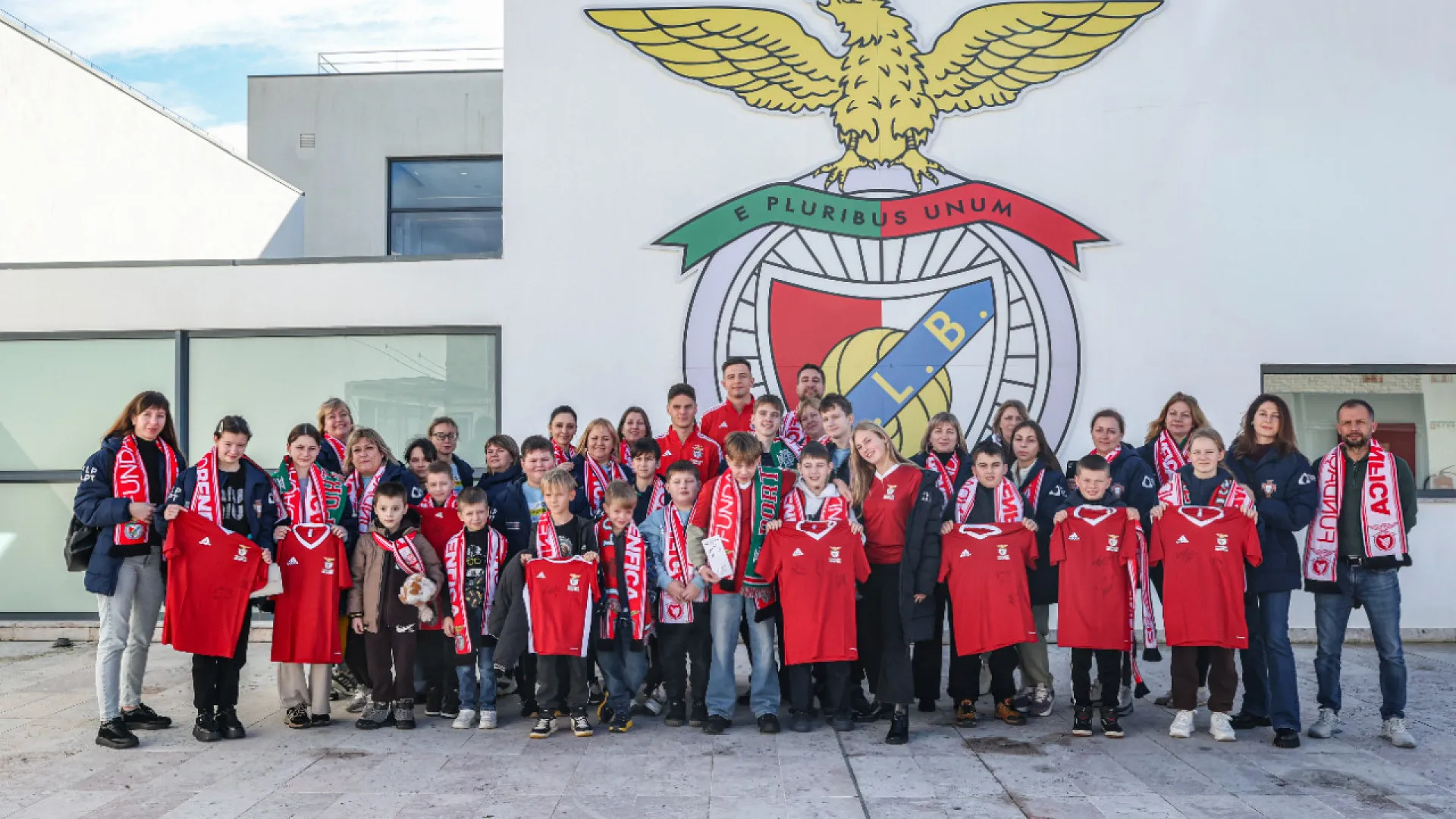 
                    Benfica recebe crianças e mães afetadas pela guerra na Ucrânia
                