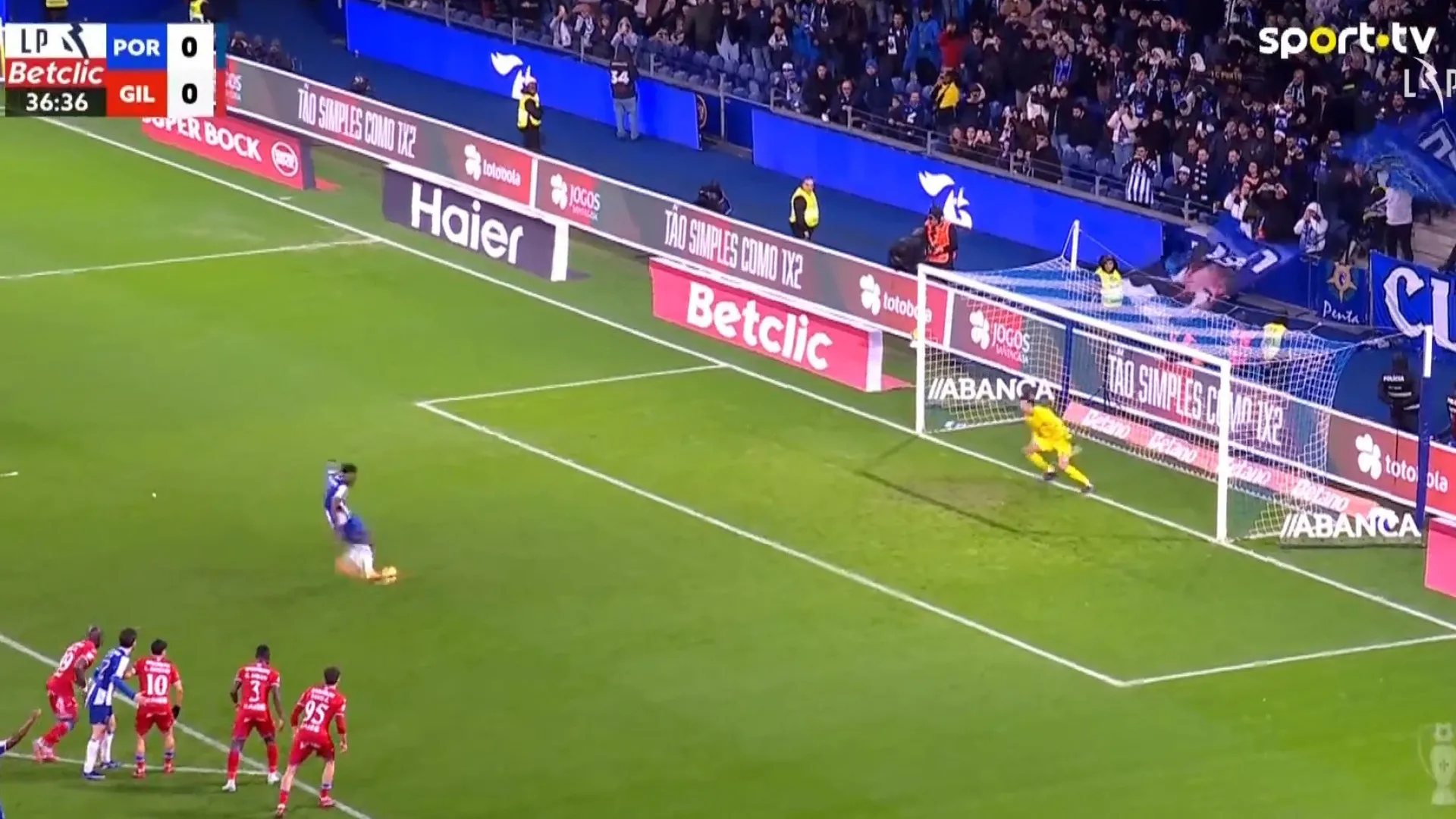 
                    'Fantasmas' afastados. Samu foi chamado a bater penálti e não desiludiu
                