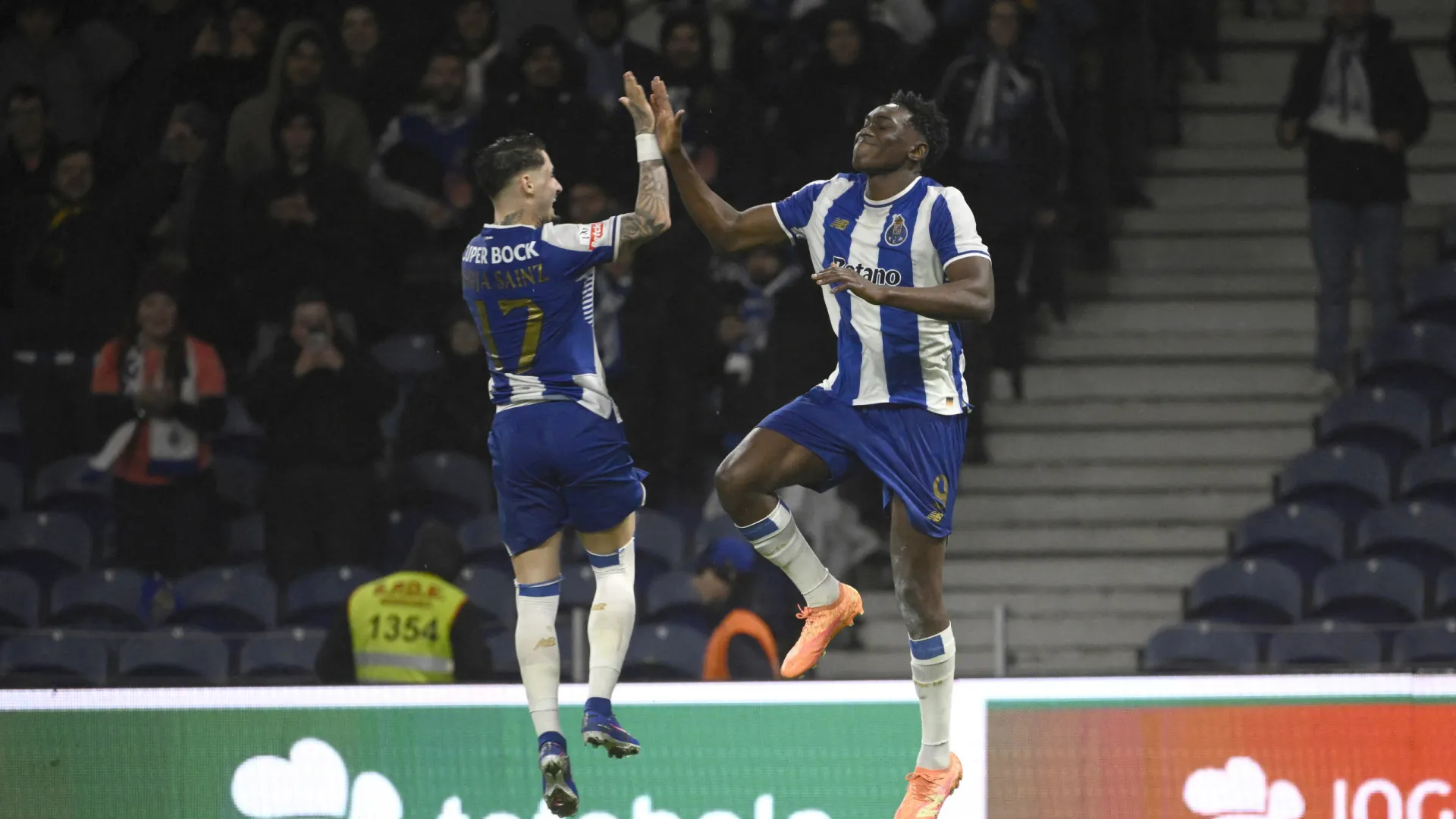 
                    Samu pontapeia 'crise' e FC Porto aumenta margem para Sporting e Benfica
                