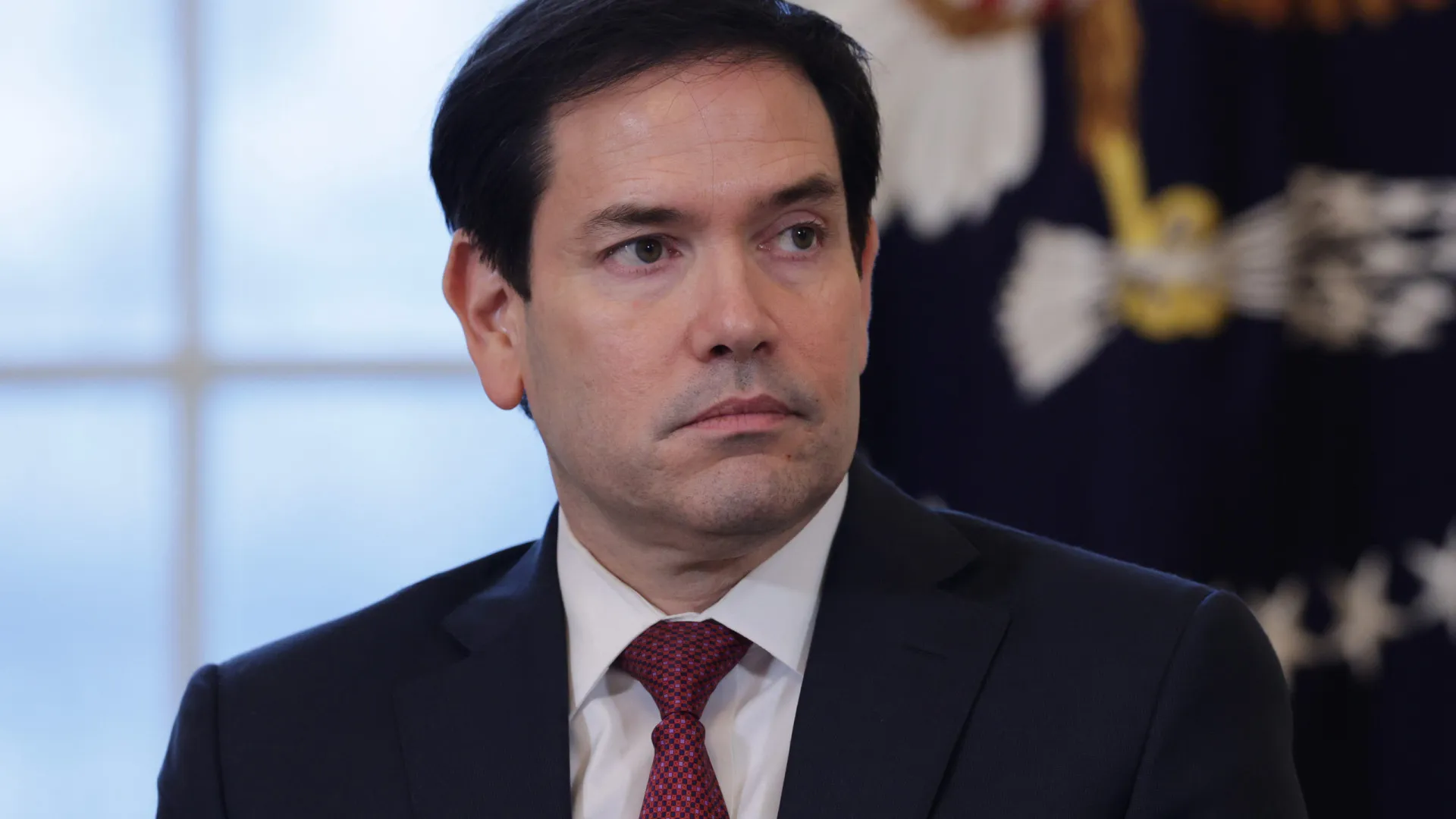 
                    Marco Rubio revela que… se esconde de Trump para dormir no Air Force One
                