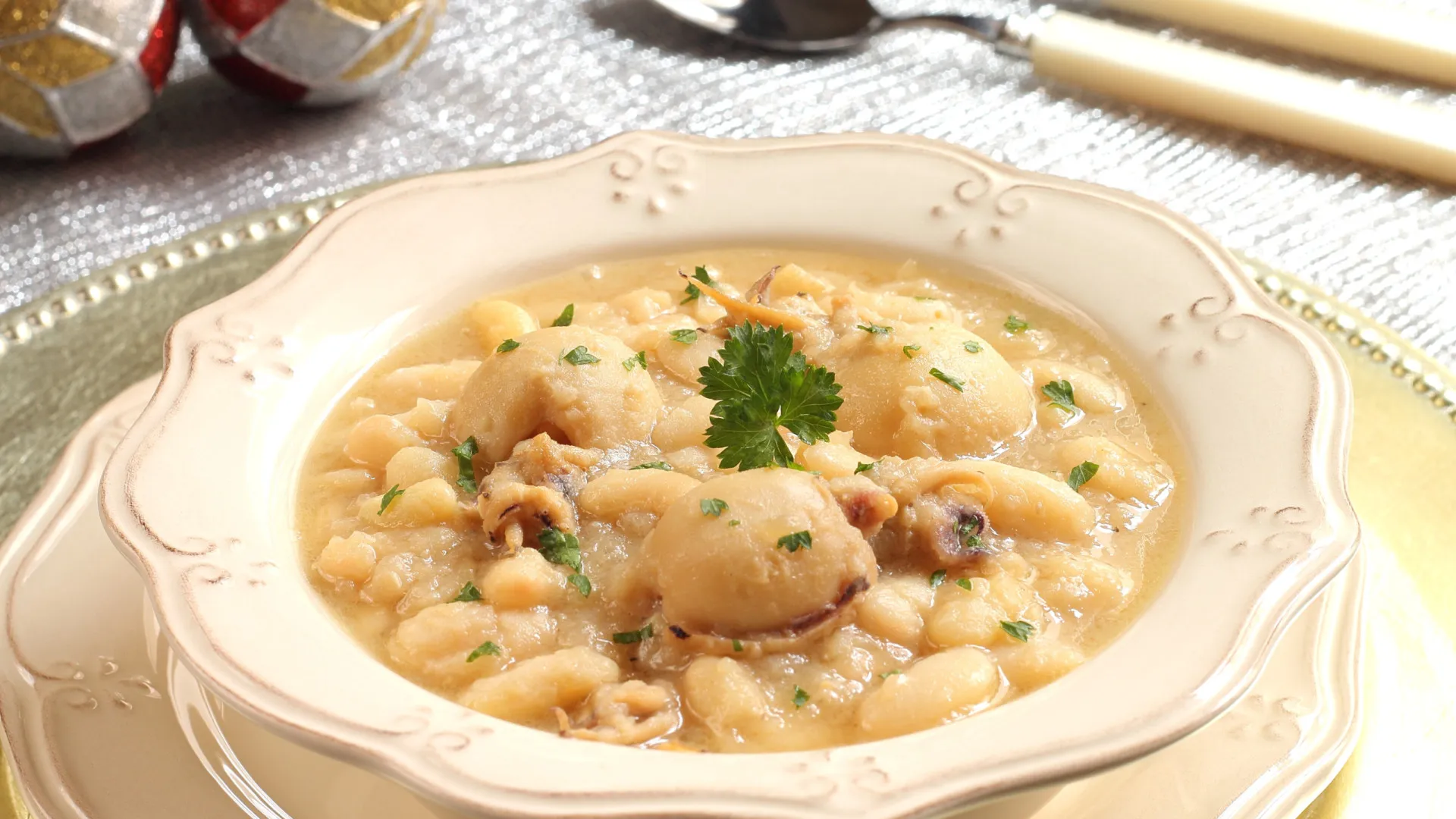 
                    Sair de casa para comer uma boa feijoada de choco? Veja estas receitas
                