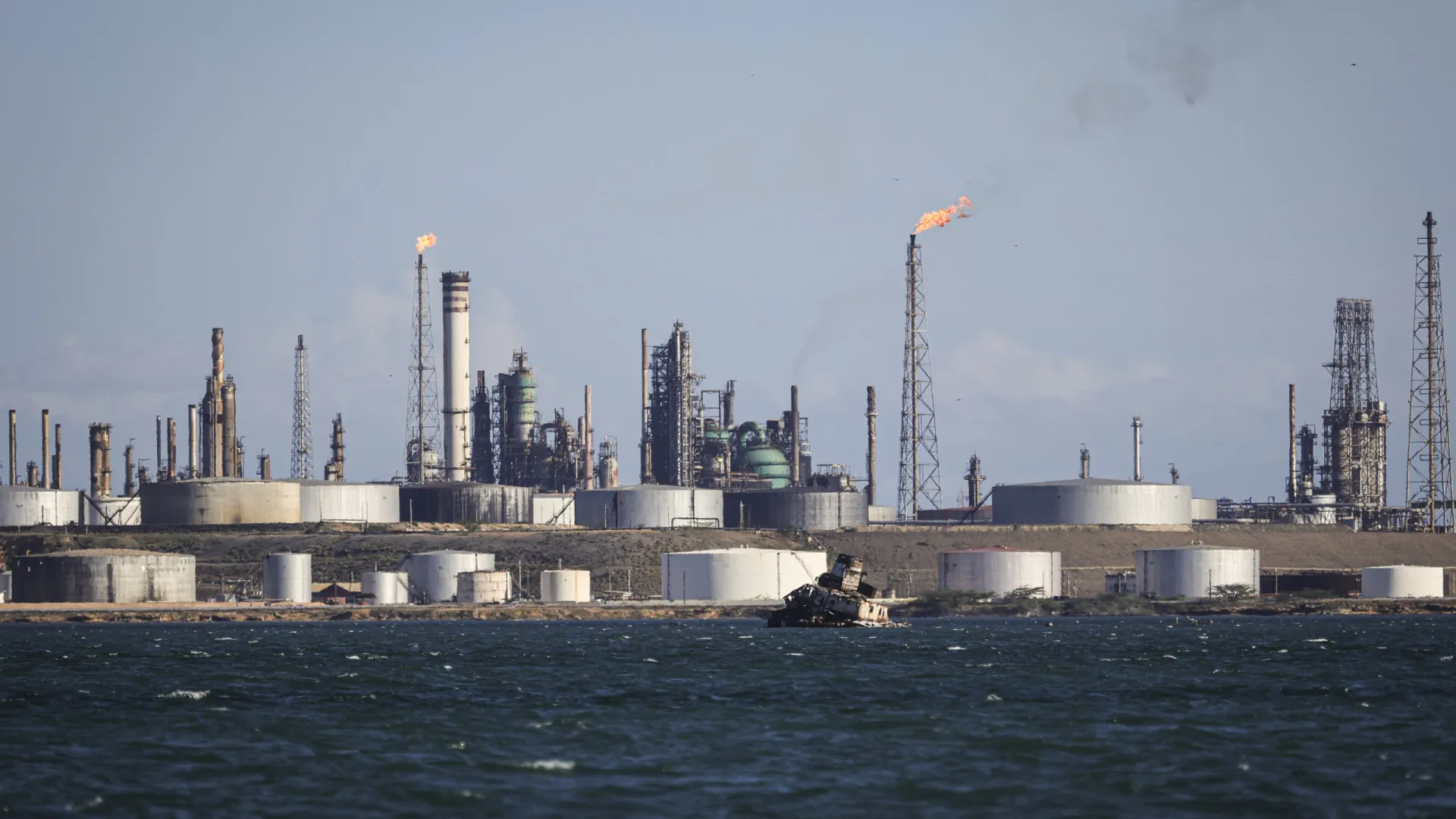 
                    Venezuela prevê investimentos de 1,18 mil milhões na indústria petrolífera em 2026
                