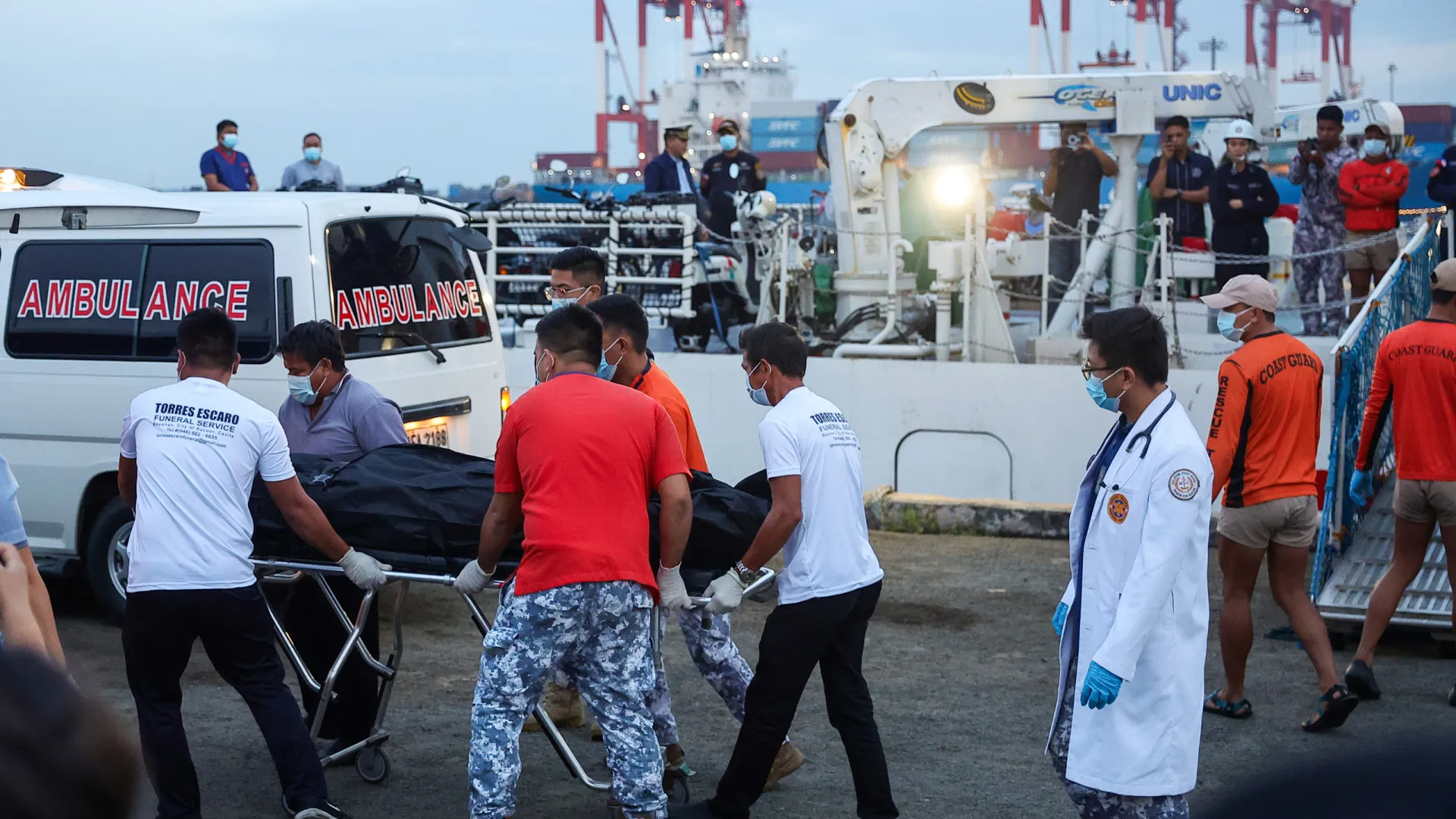 
                    Filipinas procura desaparecidos no naufrágio de ferry que fez 18 mortos
                