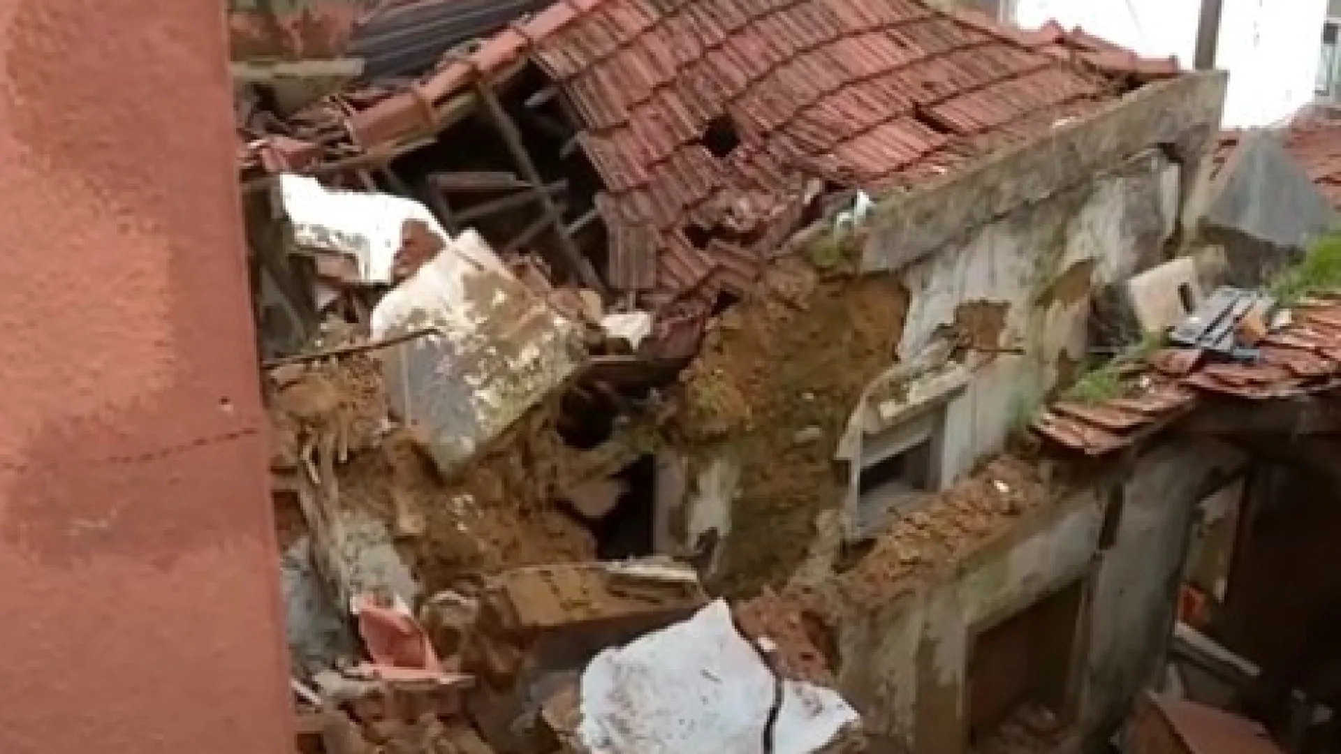 
                    Câmara nega desabamento de casa em Setúbal. Família acusa falta de apoio
                