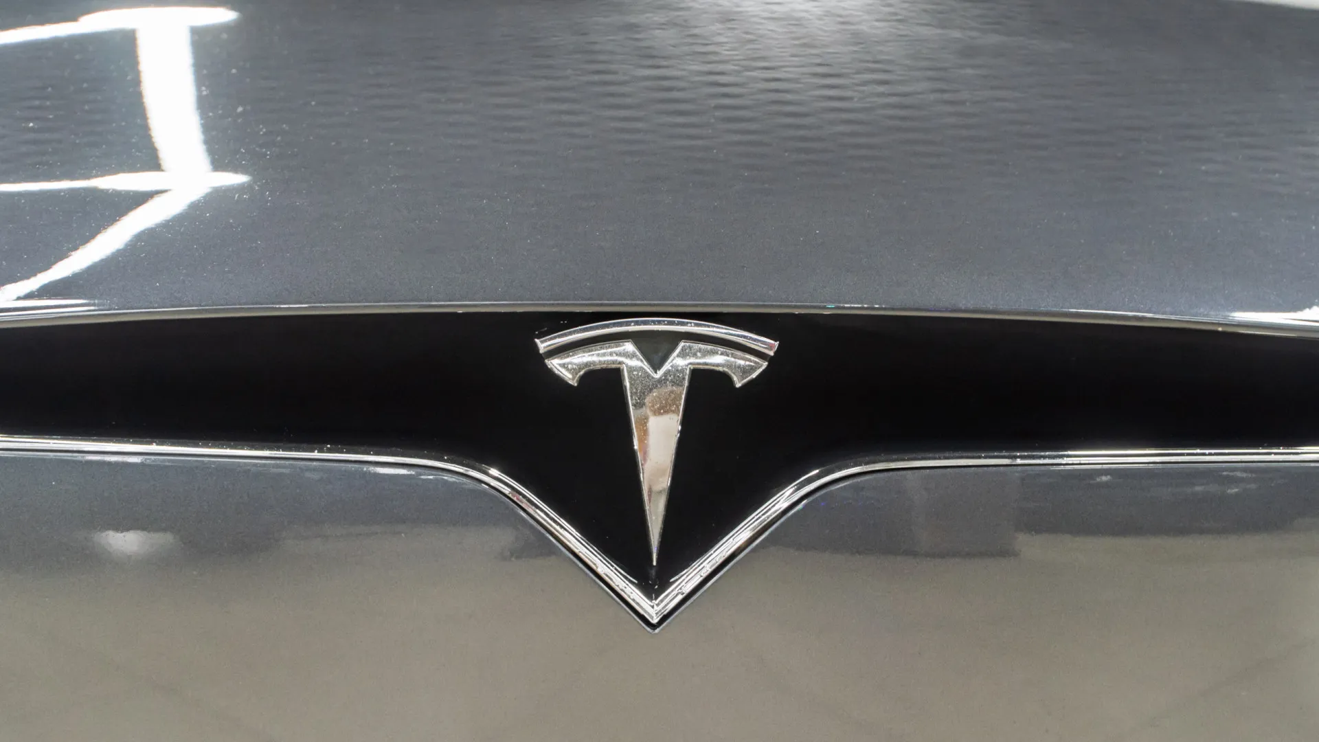 
                    Condução autónoma é essencial para investidores da Tesla
                