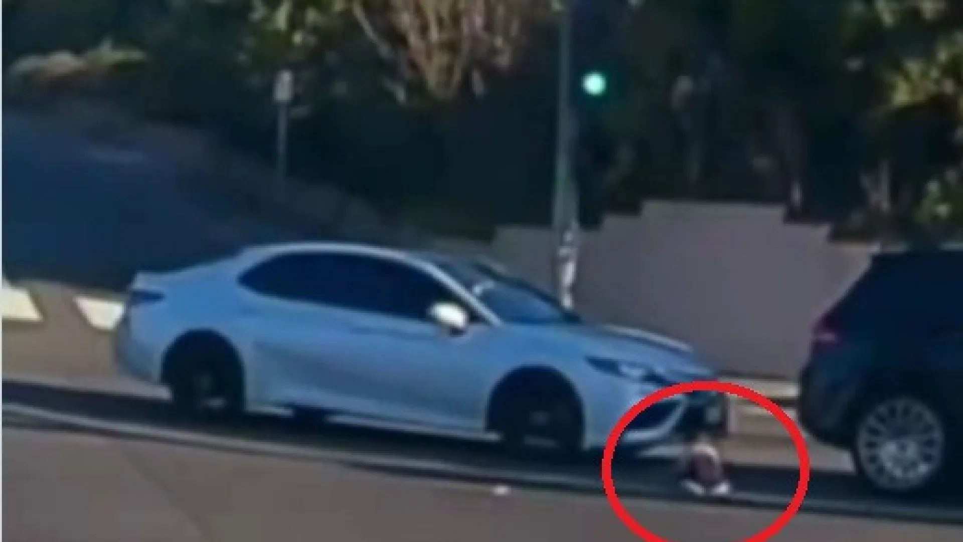 
                    Criança cai de carro em andamento. Imagens são partilhadas e mãe detida
                