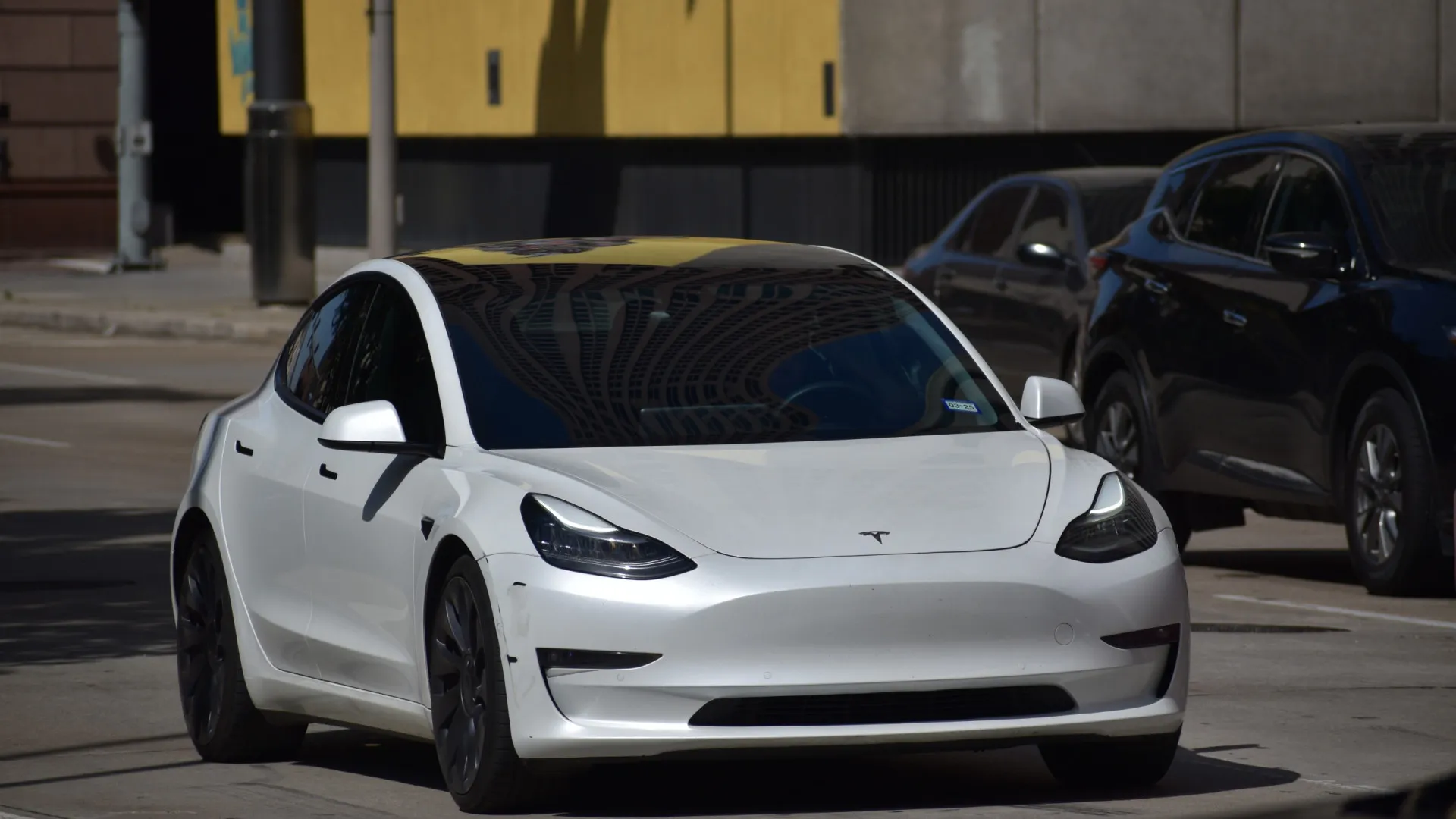 
                    Robotáxis da Tesla já operam sem supervisor humano em Austin
                