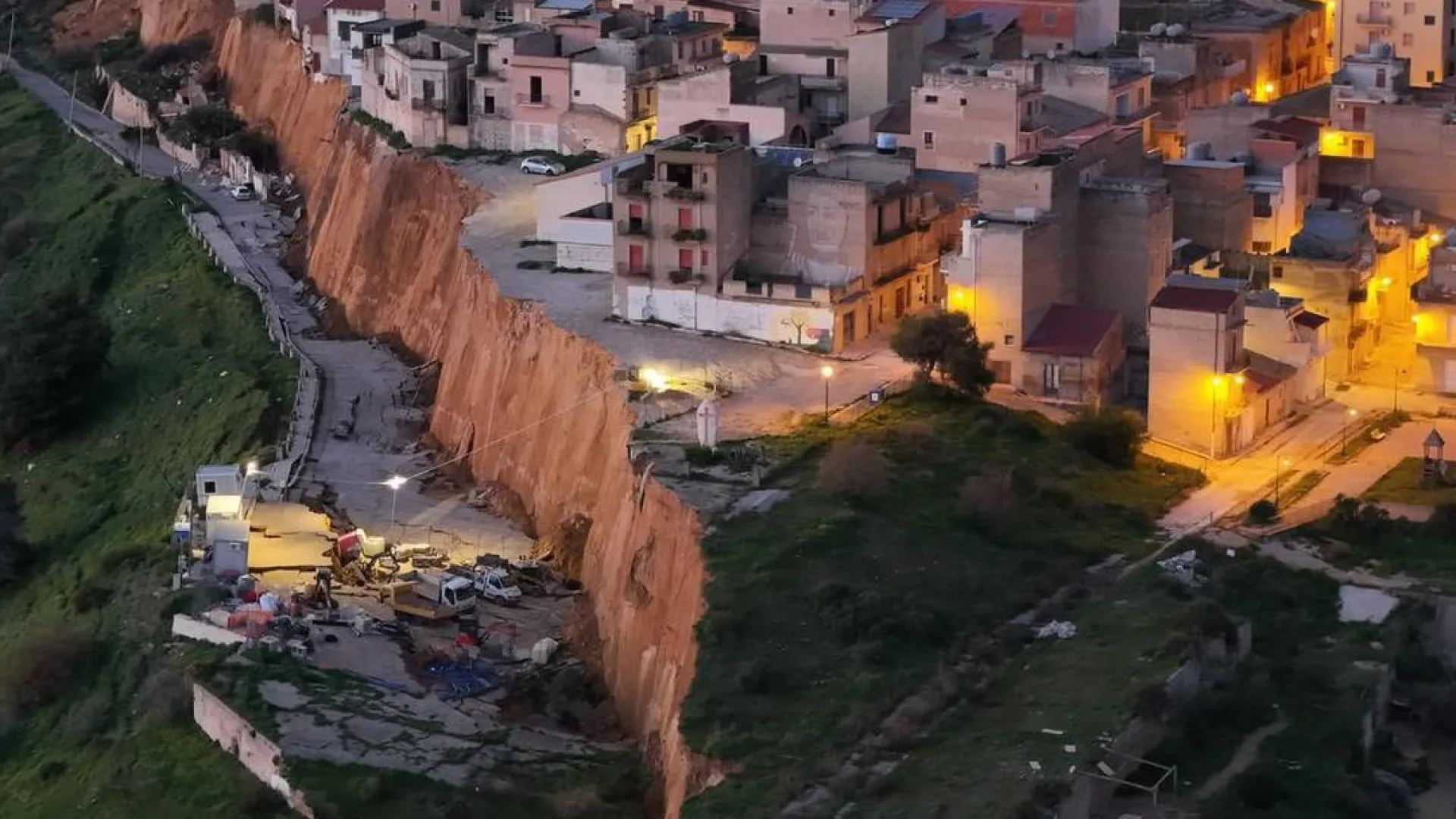 
                    Tempestade coloca localidade da Sicília (literalmente) à beira do abismo
                