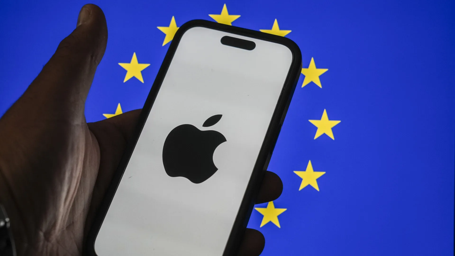
                    Comissão Europeia quer desculpa para investigar e multar, acusa Apple
                