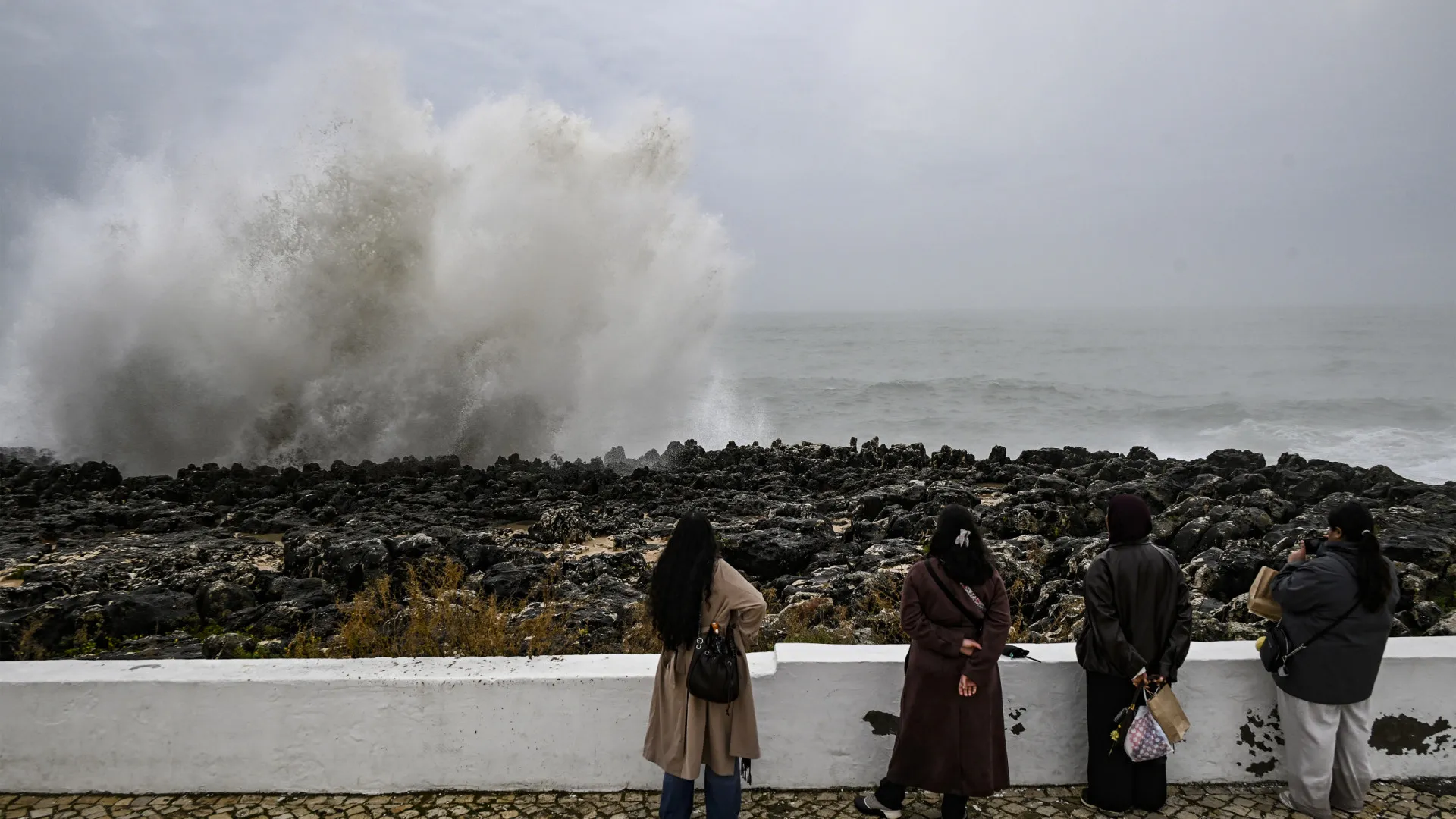 
                    Funchal prolonga avisos de ondulação forte até às 18h00 de quarta-feira
                