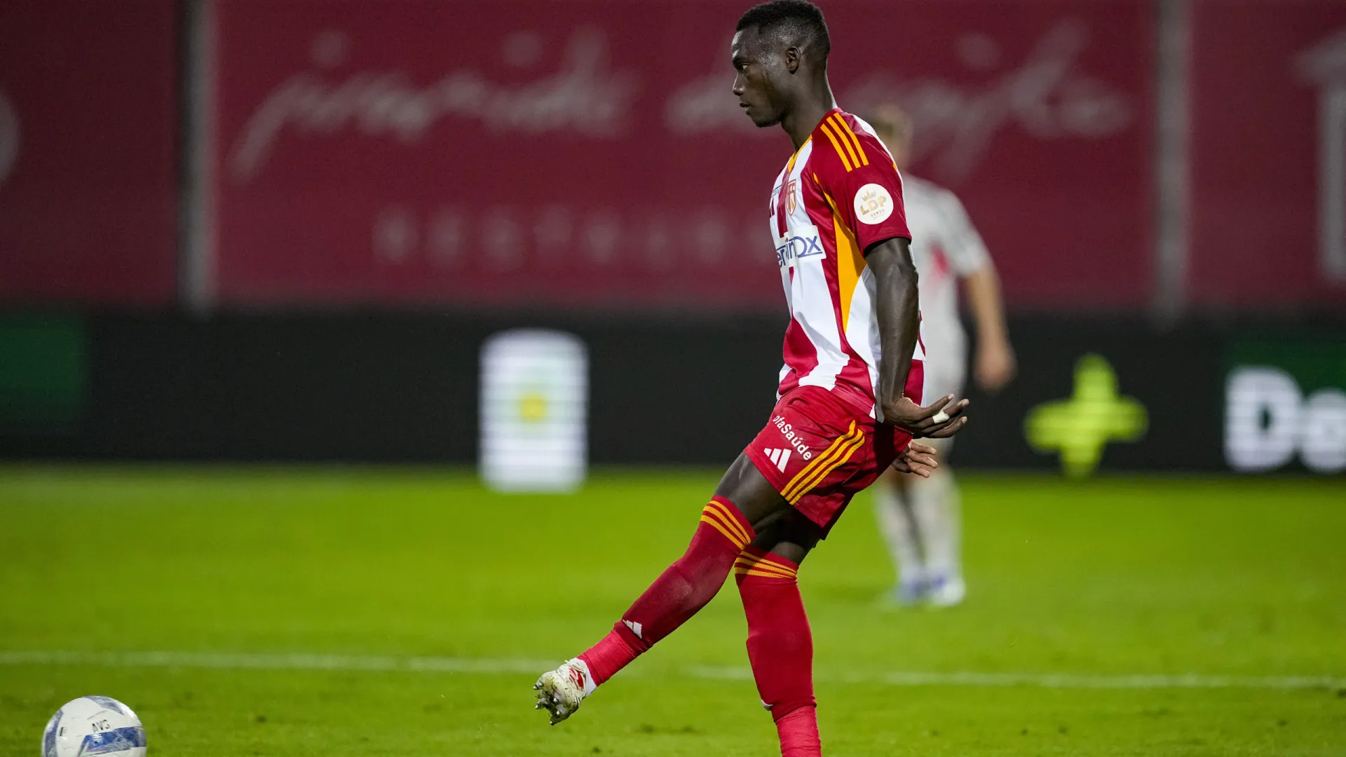 
                    Oficial: AVS anuncia saída do defesa Sidi Bane
                