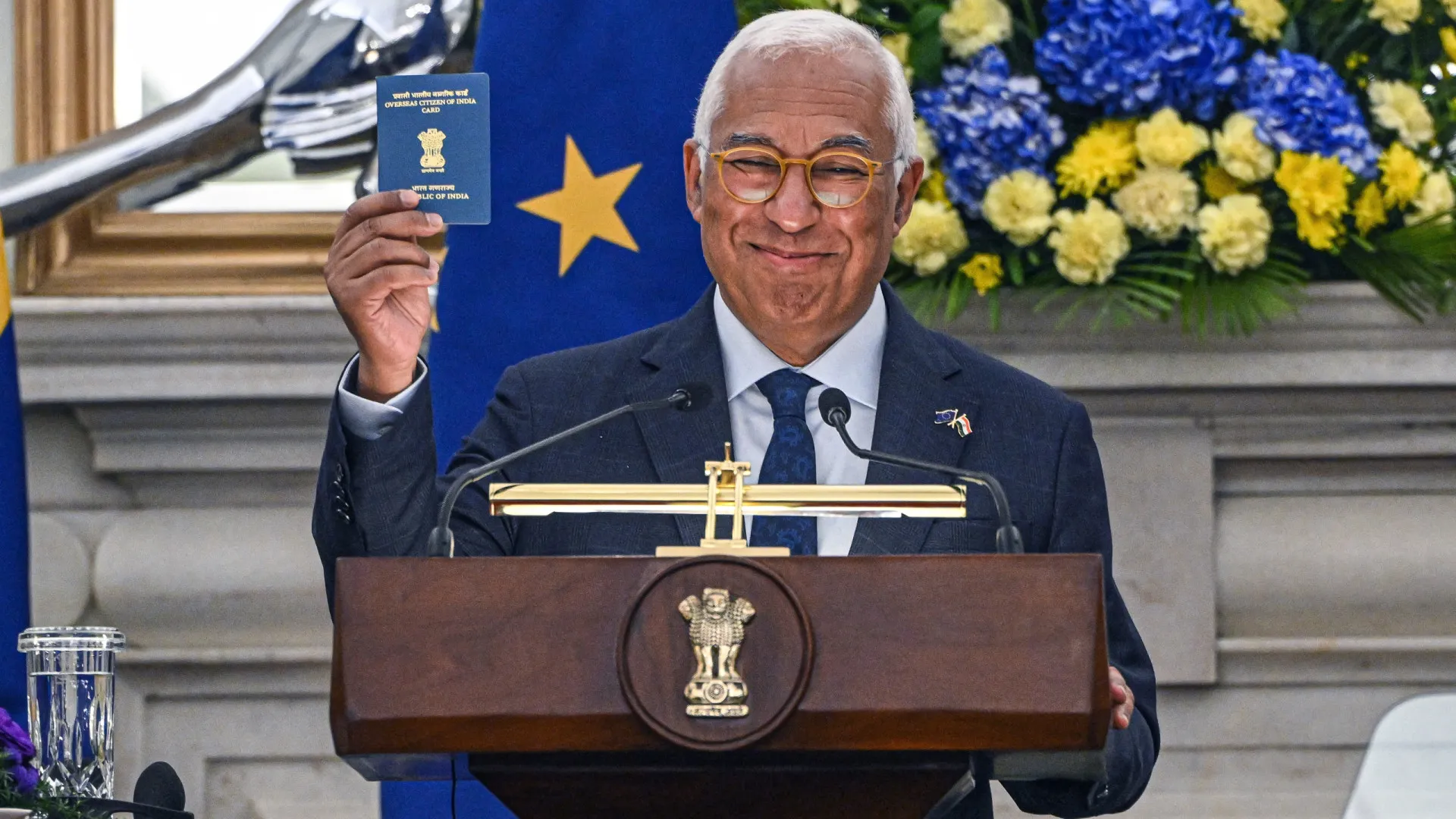 
                    Costa mostra (com orgulho) passaporte indiano ao lado de Modi
                