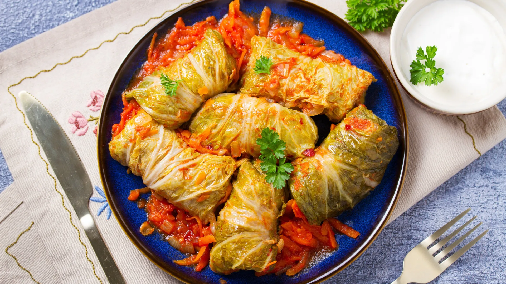 
                    Salsichas em couve-lombarda. Vai ser difícil resistir a este clássico
                