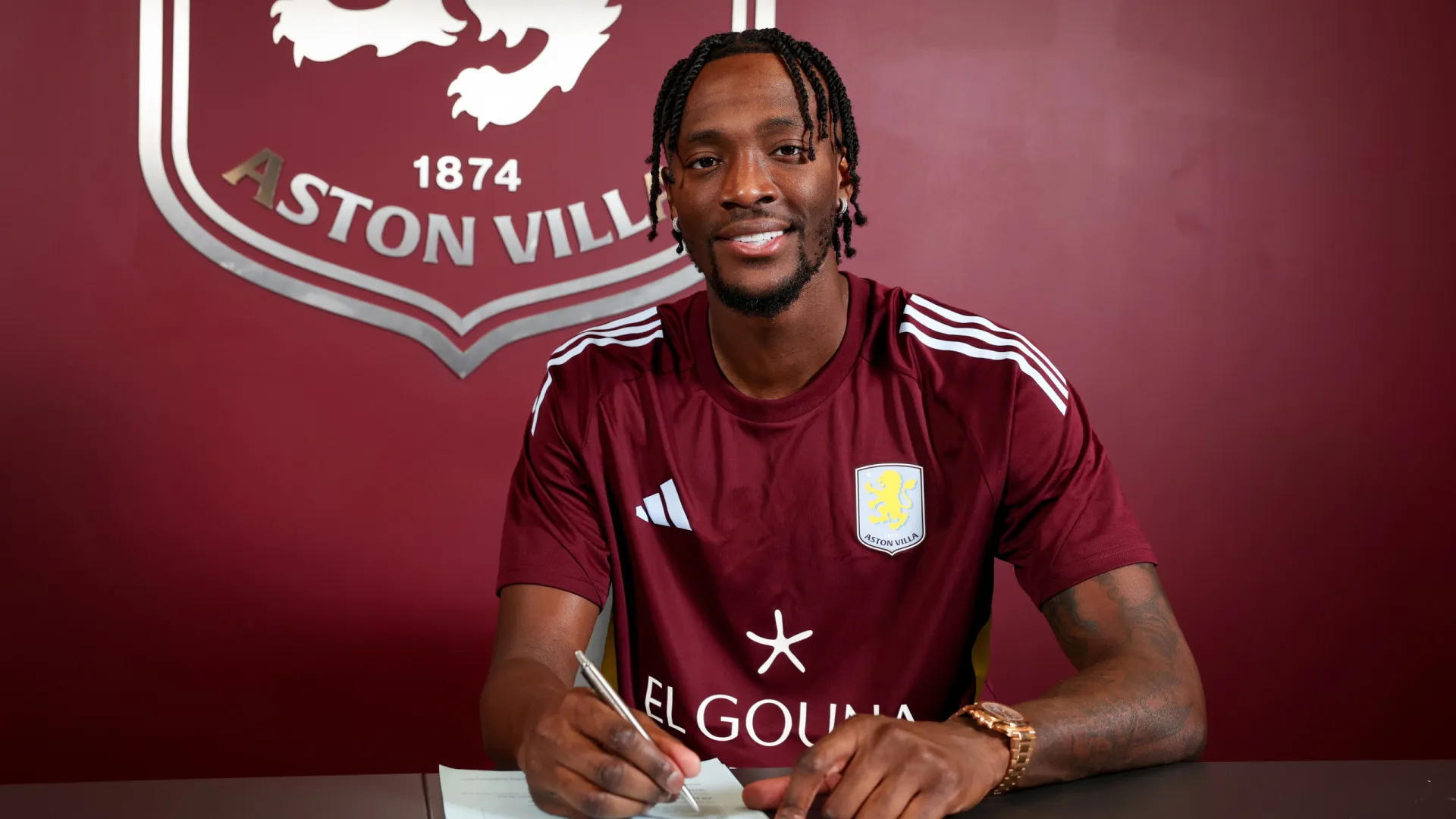 
                    Oficial: Aston Villa contrata Tammy Abraham ao Besiktas
                
