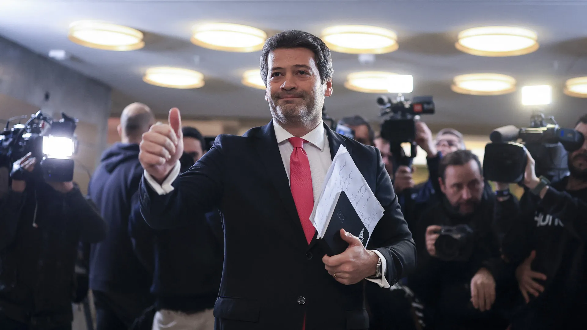 
                    Ventura chama jornalistas para mostrar donativos que vai enviar
                