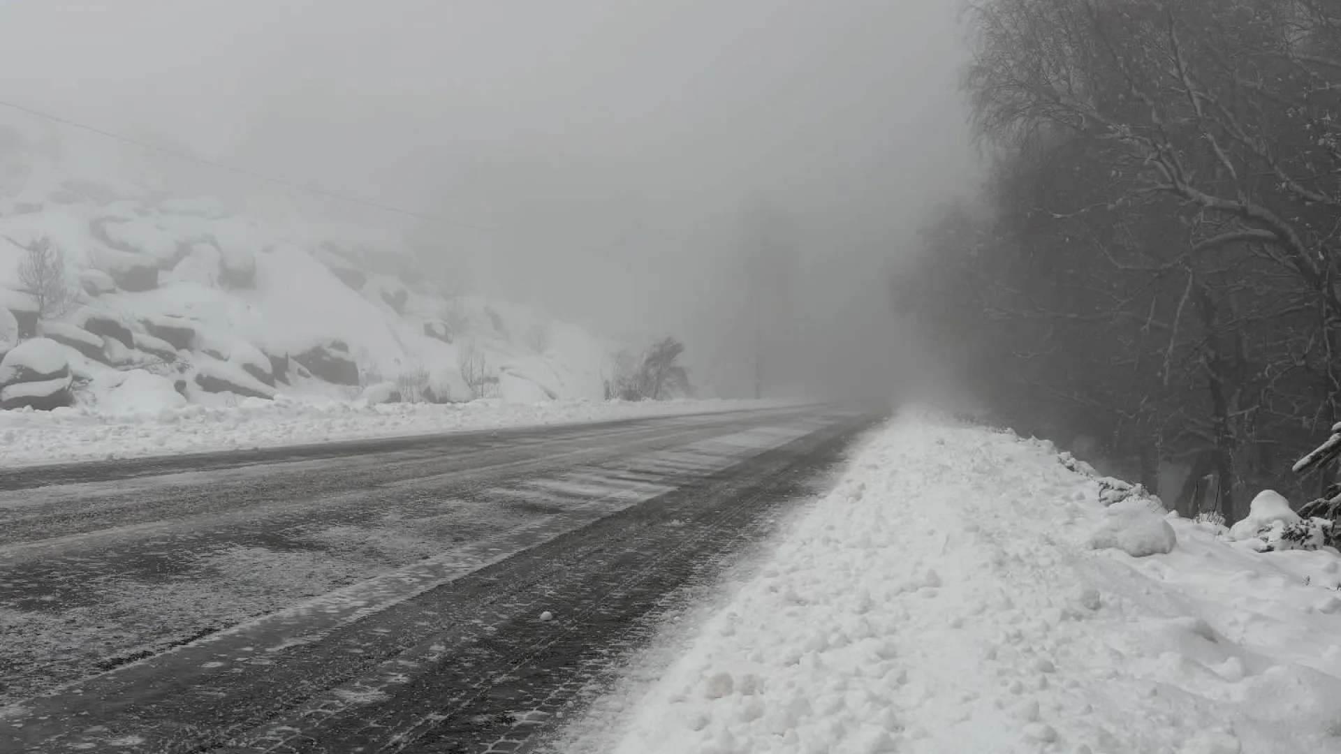 
                    Neve fecha escolas no distrito de Vila Real, caudal do Douro desce
                
