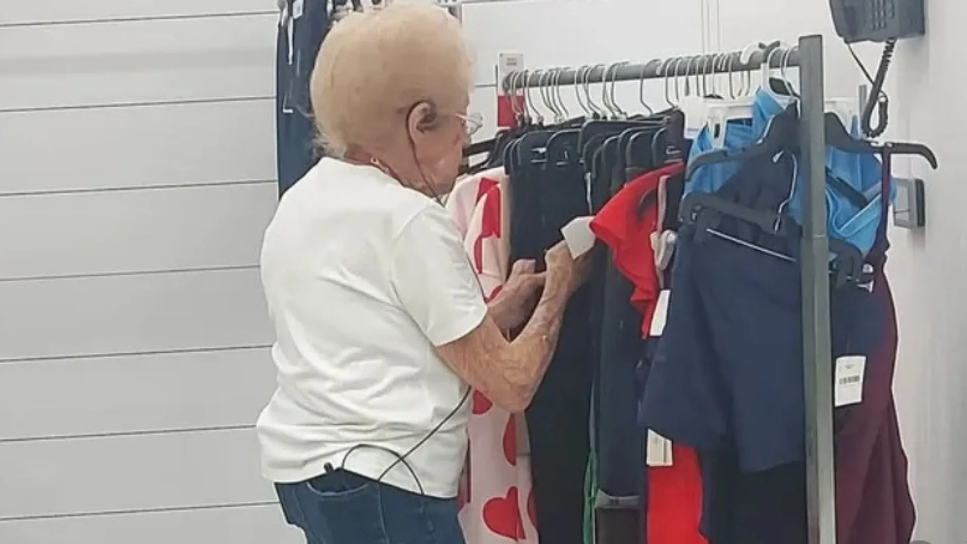 
                    Idosa de 92 anos a trabalhar em loja de roupa é ajudada por desconhecida
                