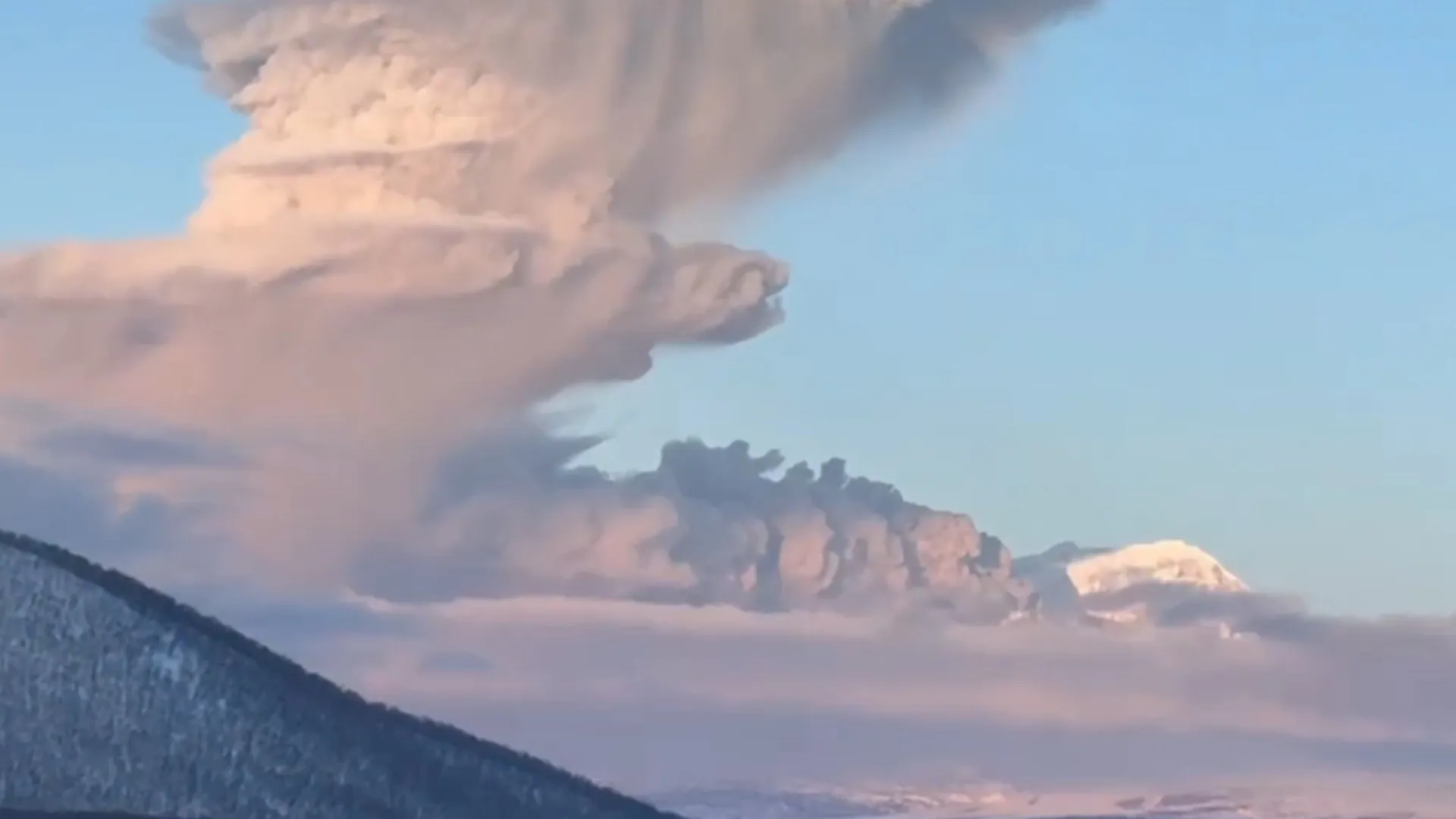 
                    Vulcão no extremo oriente russo lançou cinzas a 9 quilómetros de altura
                