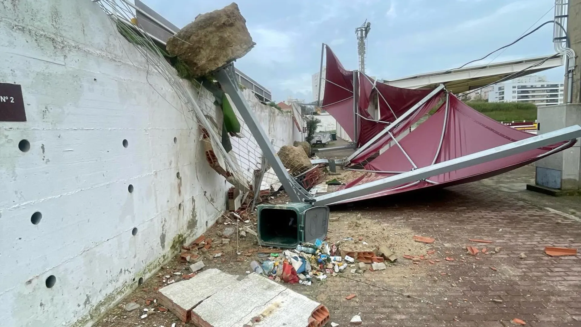 
                    Mau tempo deixa rasto de destruição no estádio do Oriental. As imagens
                
