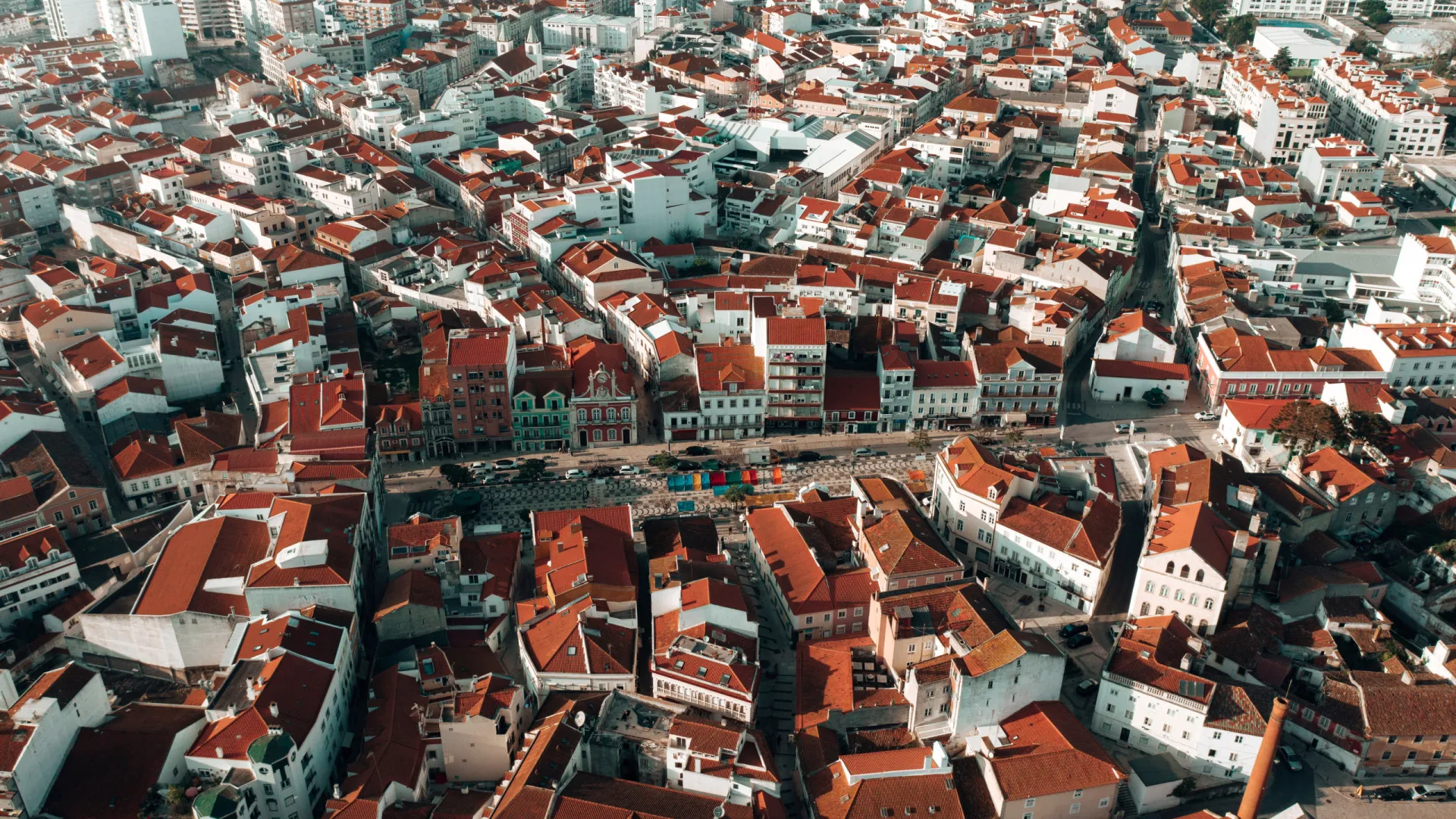 
                    Queda de árvore provoca fuga de gás em escola das Caldas da Rainha
                