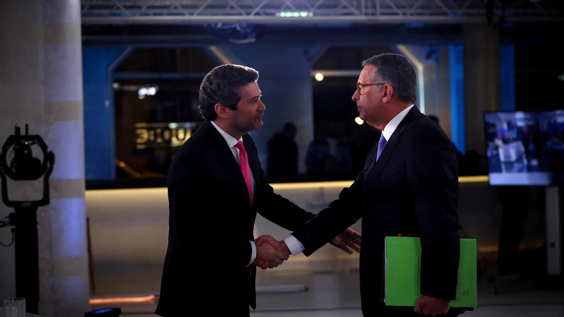 
                    É dia de voto antecipado: Há 308 mil inscritos (e 2 candidatos). Um guia
                