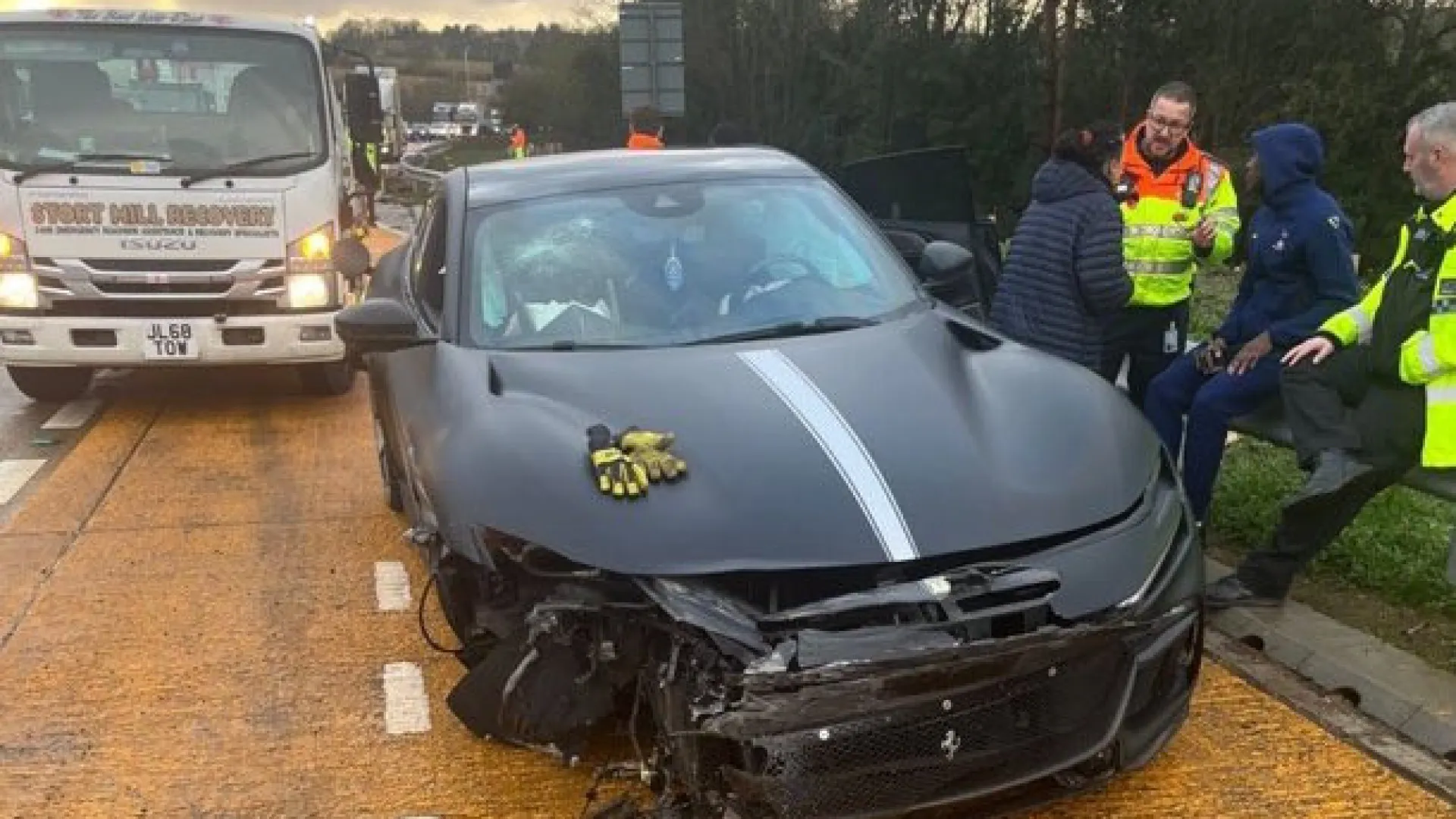 
                    Estrela do Tottenham sofre acidente e deixa Ferrari neste estado
                