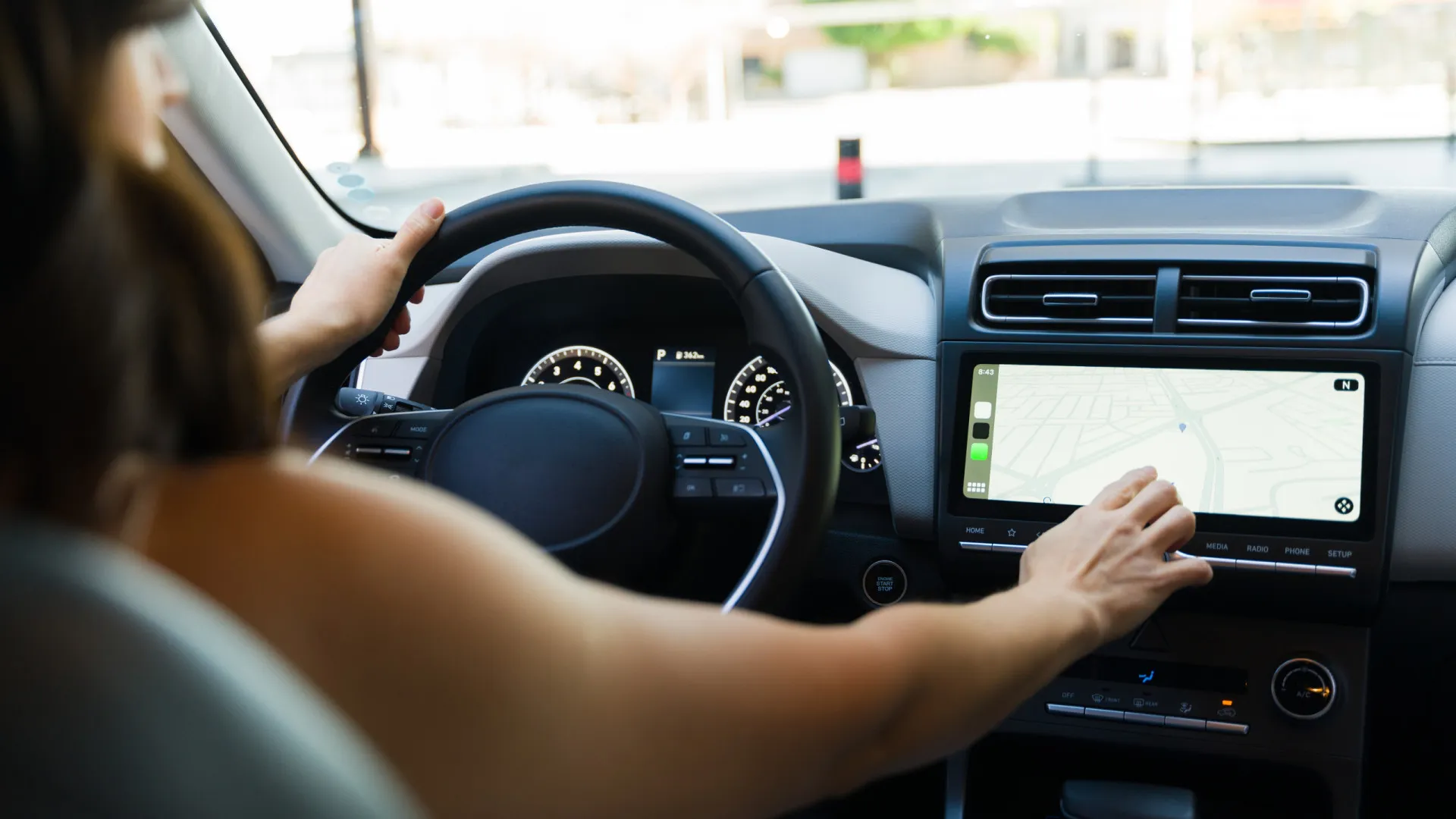 
                    Ecrãs táteis nos carros põem segurança em risco
                
