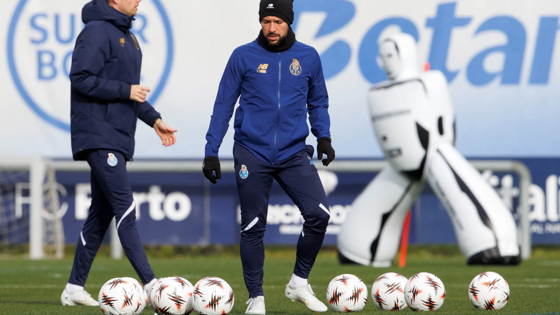 
                    Farioli promove 'troca de miúdos' no treino do FC Porto
                