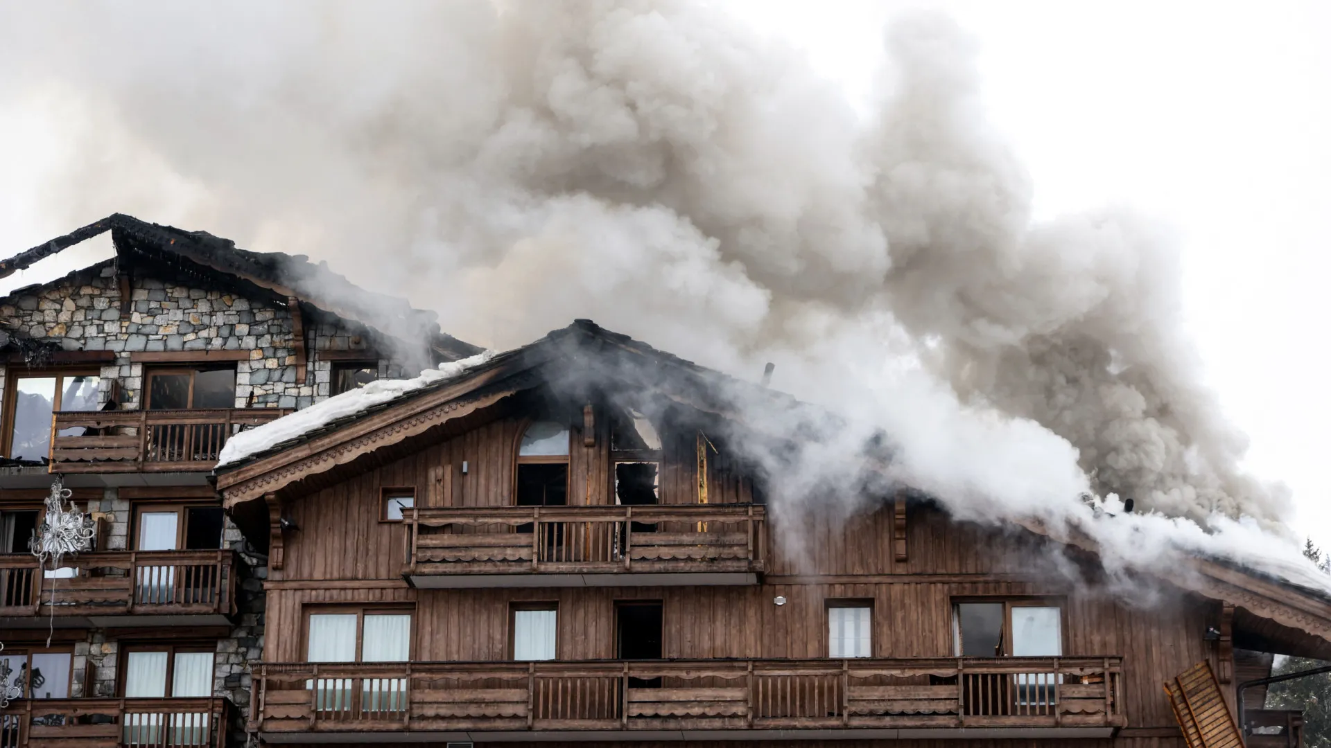 
                    Incêndio em hotel nos Alpes franceses obriga à retirada de 300 pessoas
                