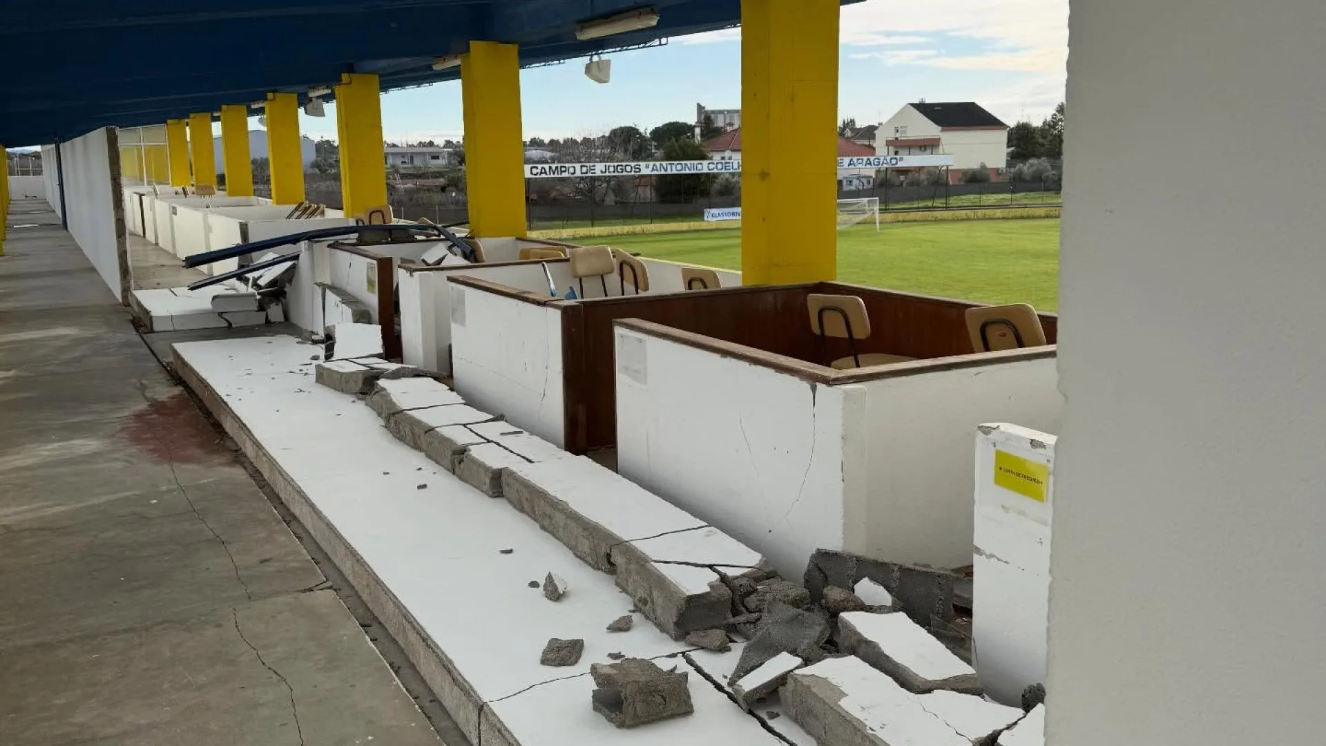 
                    Depressão Kristin deixou estádio do CD Alcains neste estado
                