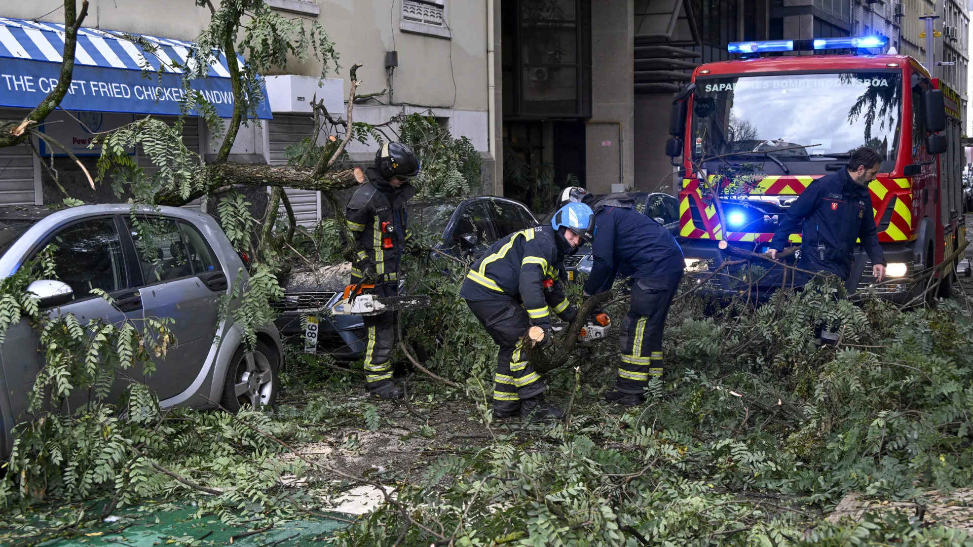 
                    Pelo menos cinco mortos devido a tempestade que deixou rasto de destruição
                