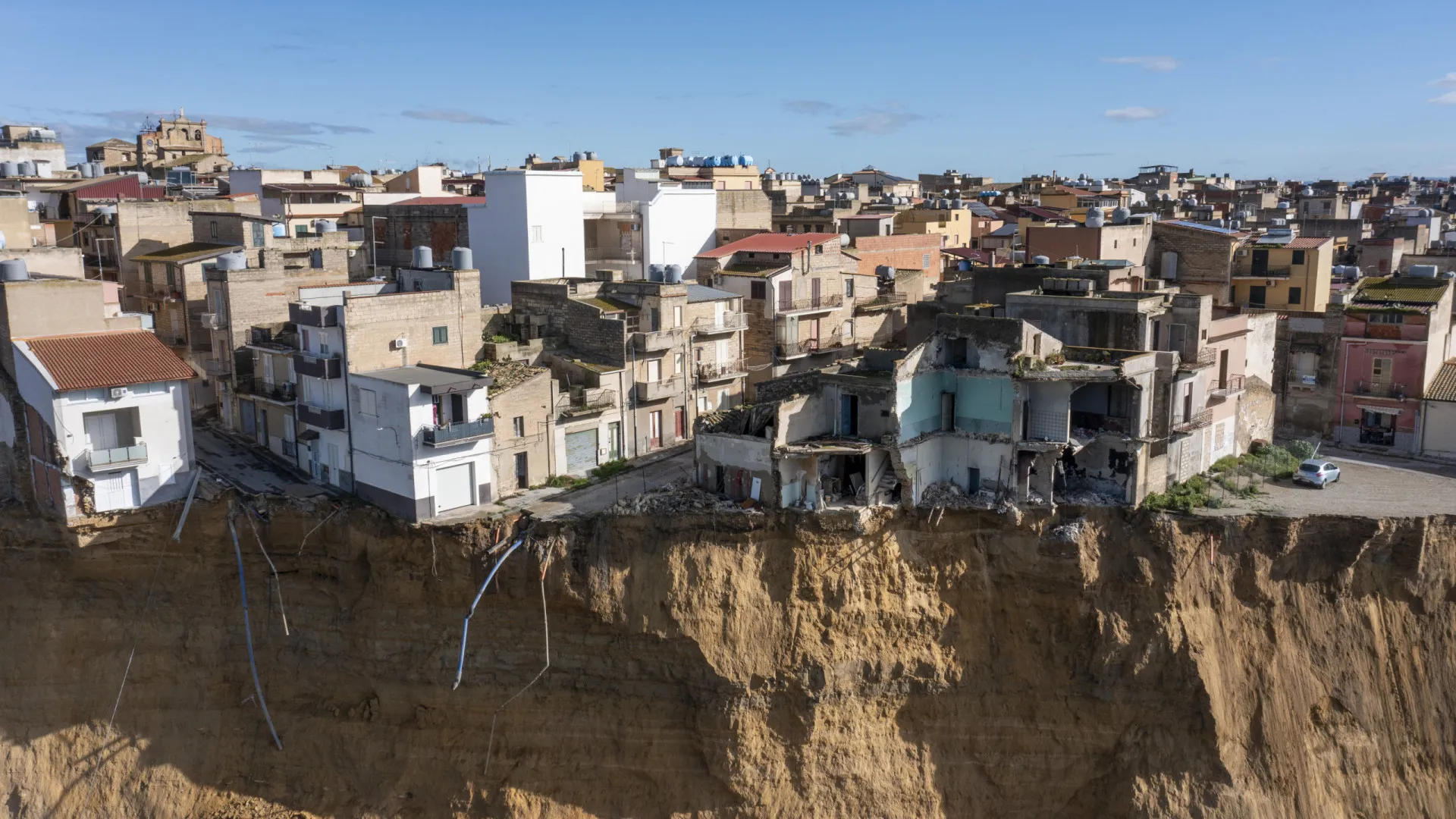 
                    Assim está Niscemi: à beira do abismo. As imagens (e a visita de Meloni)
                