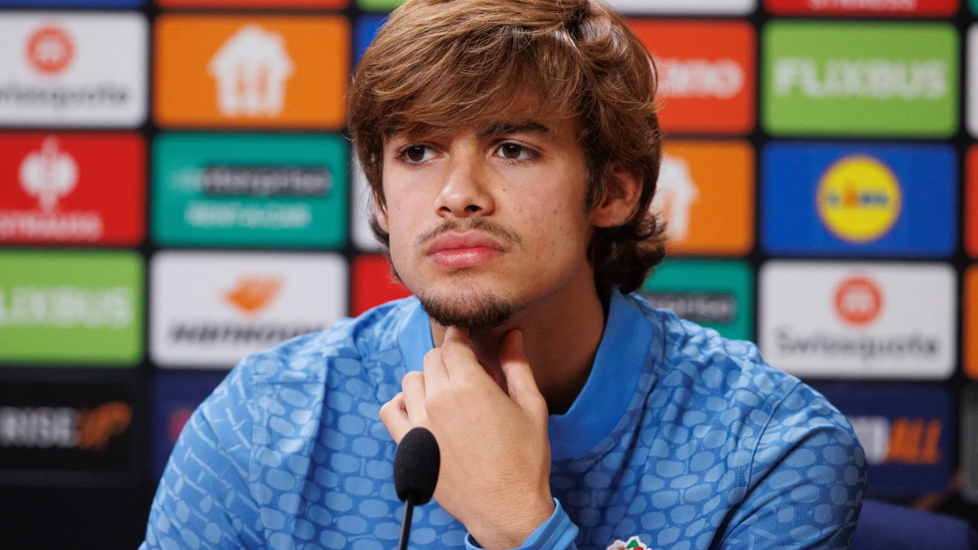 
                    Rodrigo Mora feliz com 