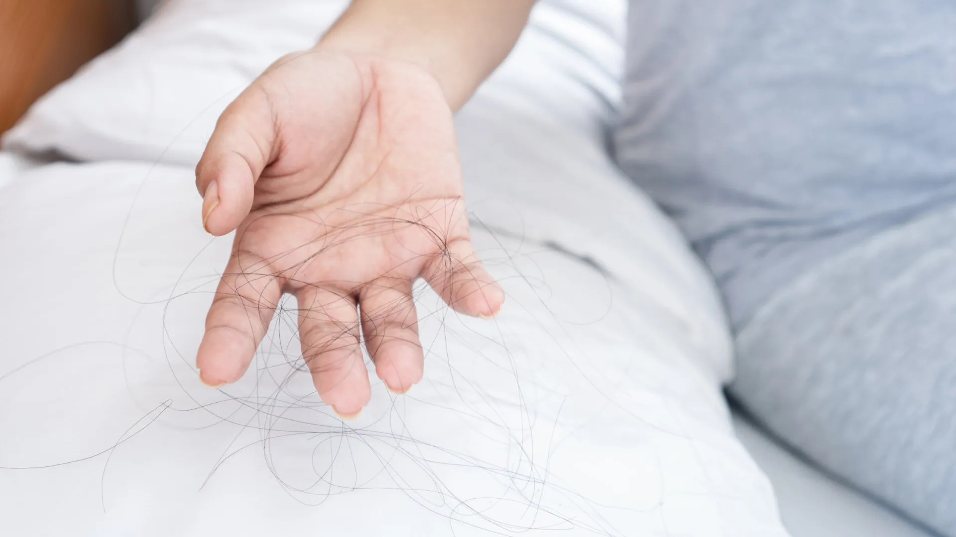 
                    Queda de cabelo devido à almofada? Hábitos noturnos podem ser solução
                