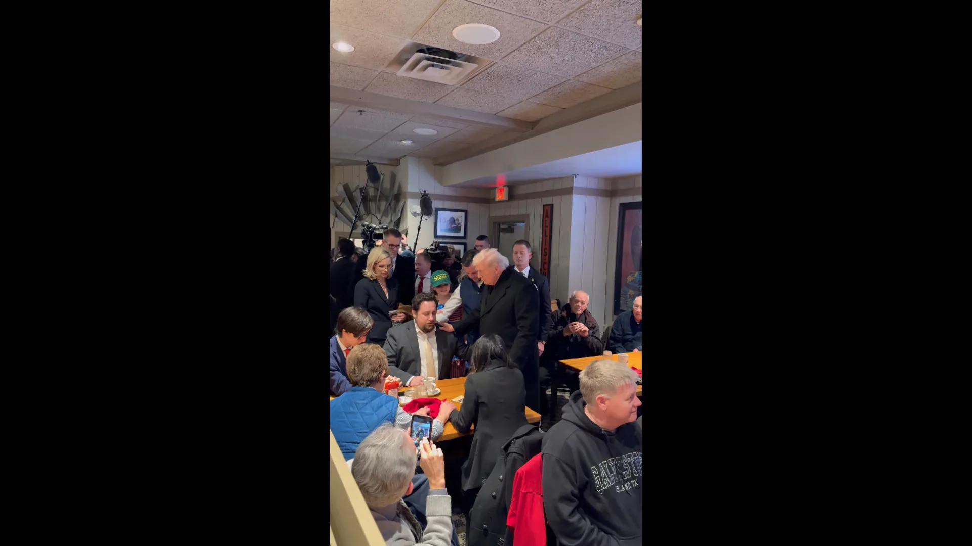 
                    Trump visita restaurante e cidadão pede: 