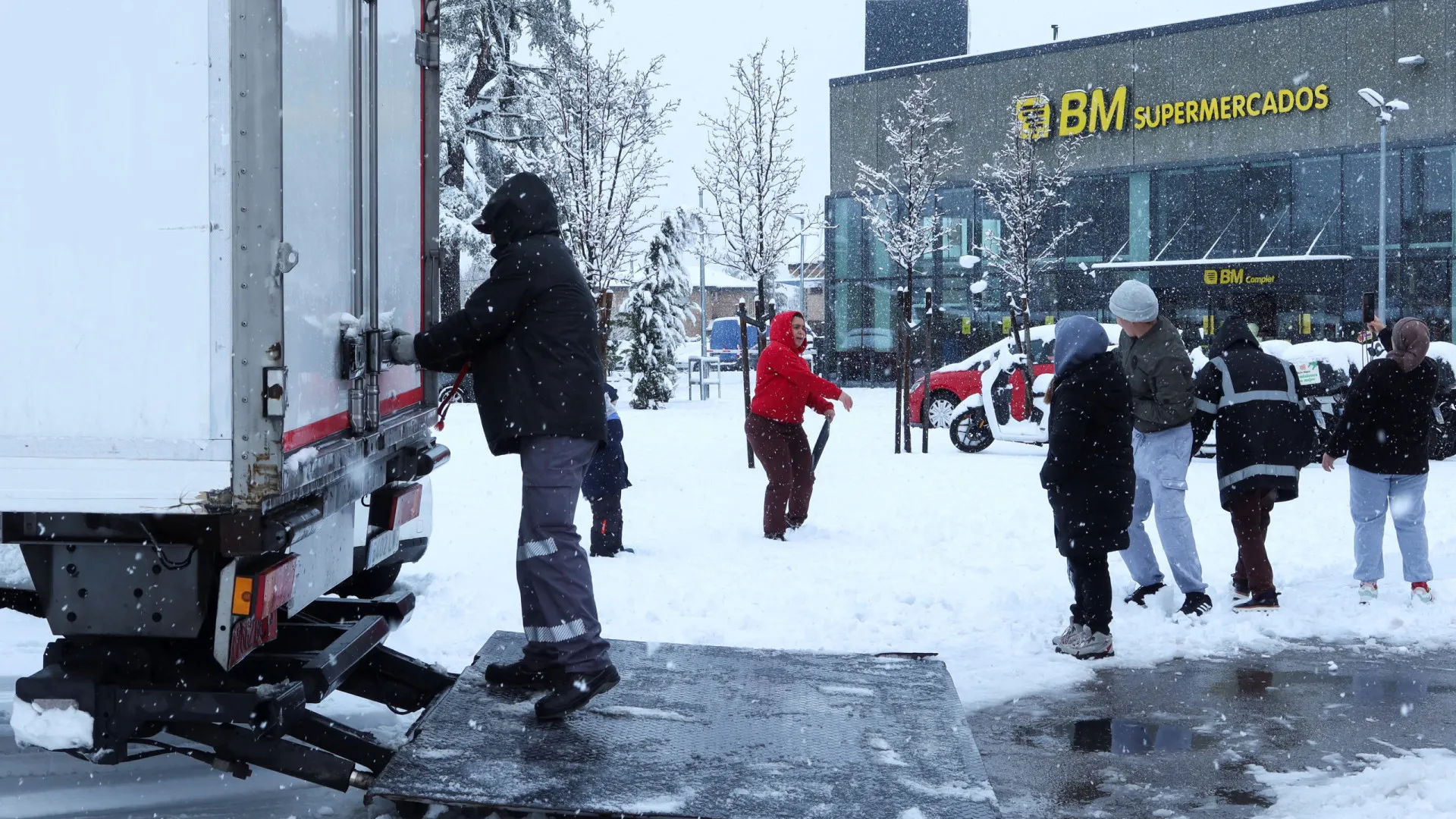 
                    Como nevou em Madrid! Vídeos mostram 'manto branco' na capital de Espanha
                