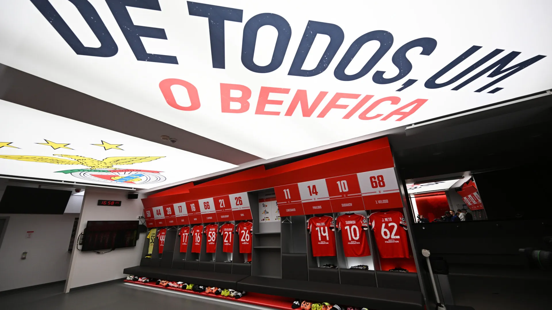 
                    EM DIRETO: Benfica repete fórmula, Sporting mexe ao centro
                