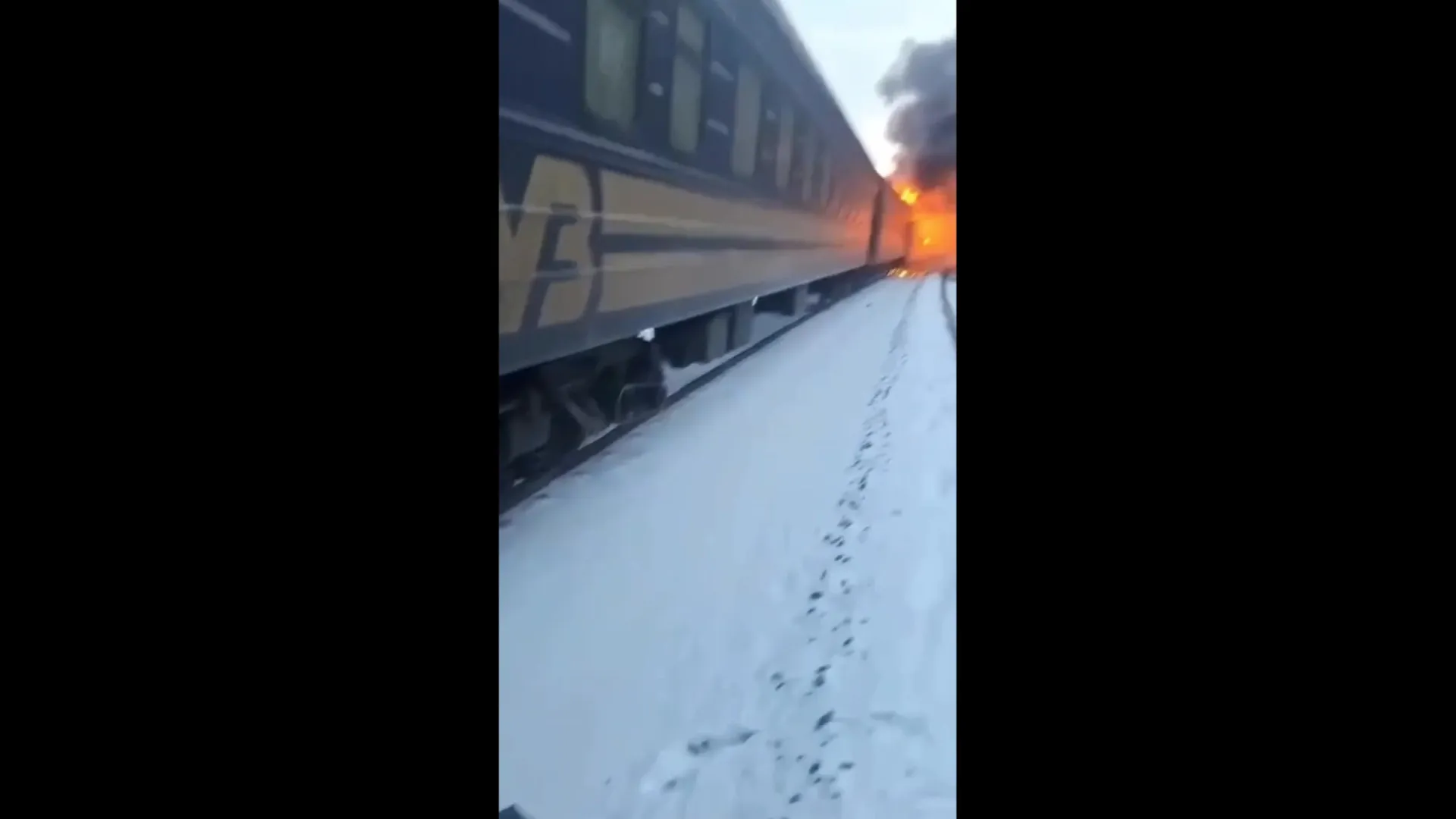 
                    Bebé salvo de comboio em chamas após ataque russo. Eis o momento
                