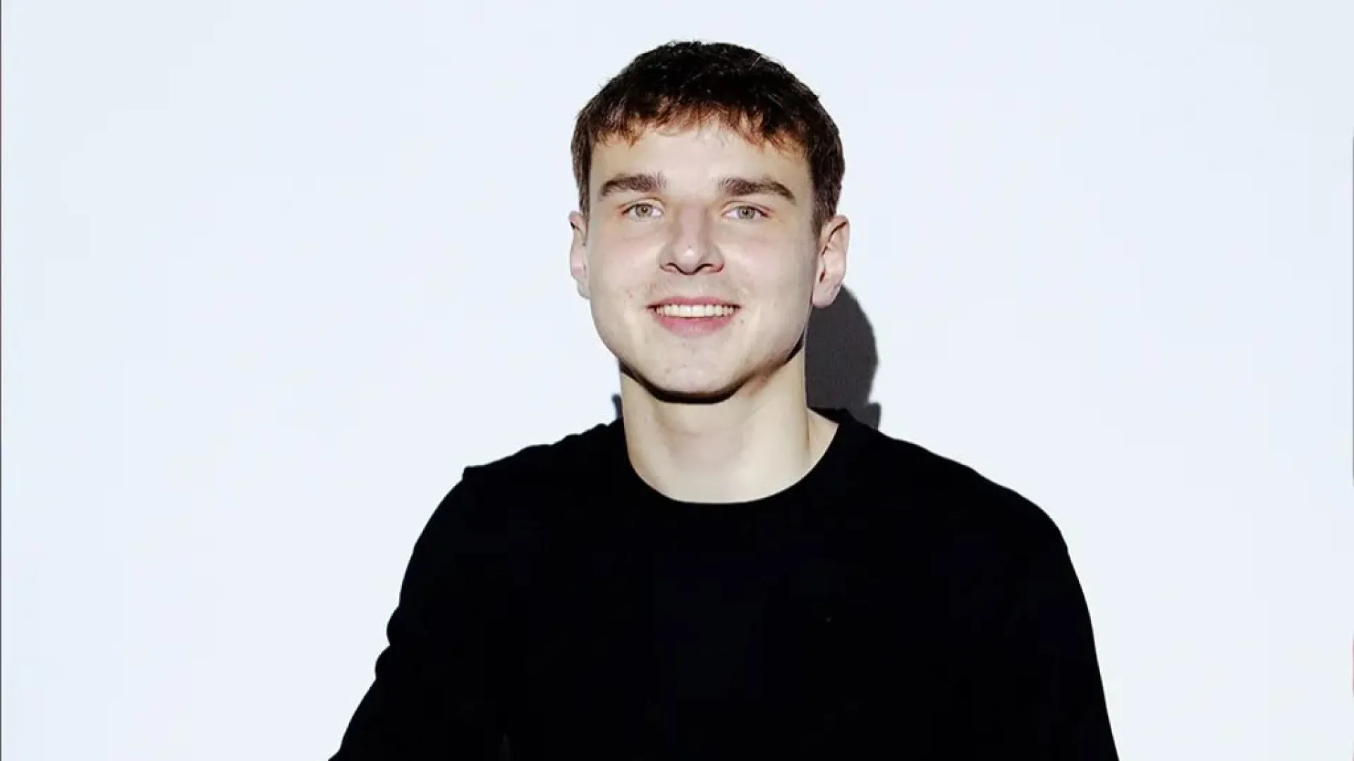 
                    Oficial: Estrela da Amadora contrata defesa Max Scholze
                