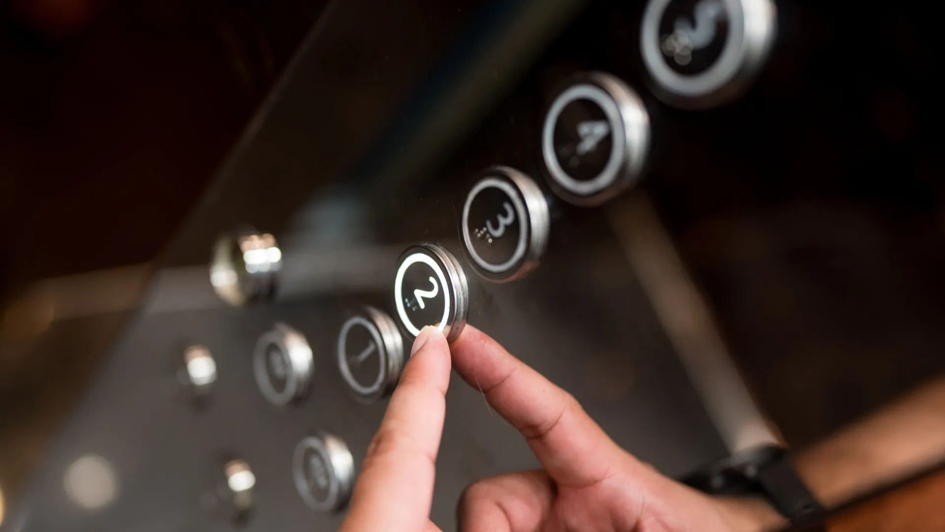 
                    Ficou preso num elevador? Saiba o que fazer (e não entre em pânico)
                