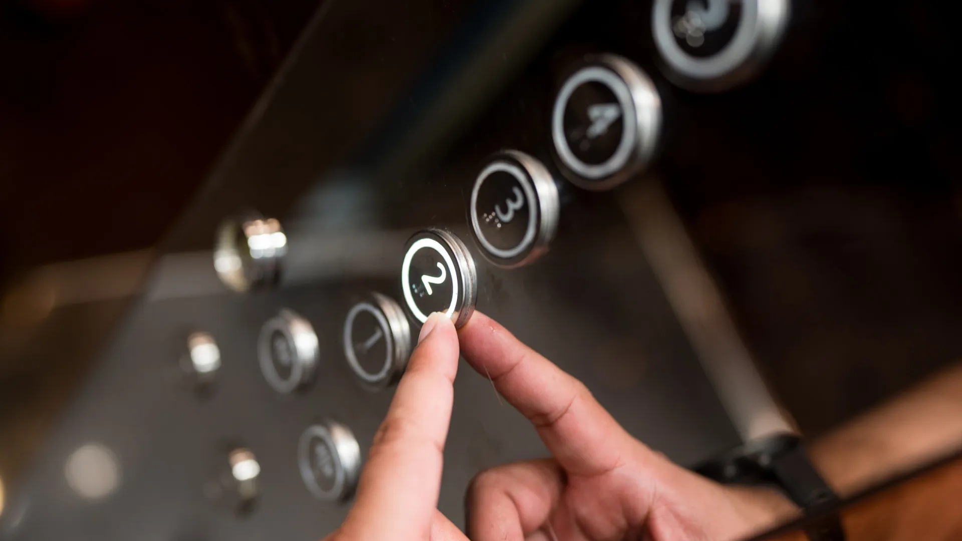 Ficou preso num elevador? Saiba o que fazer (e não entre em pânico)