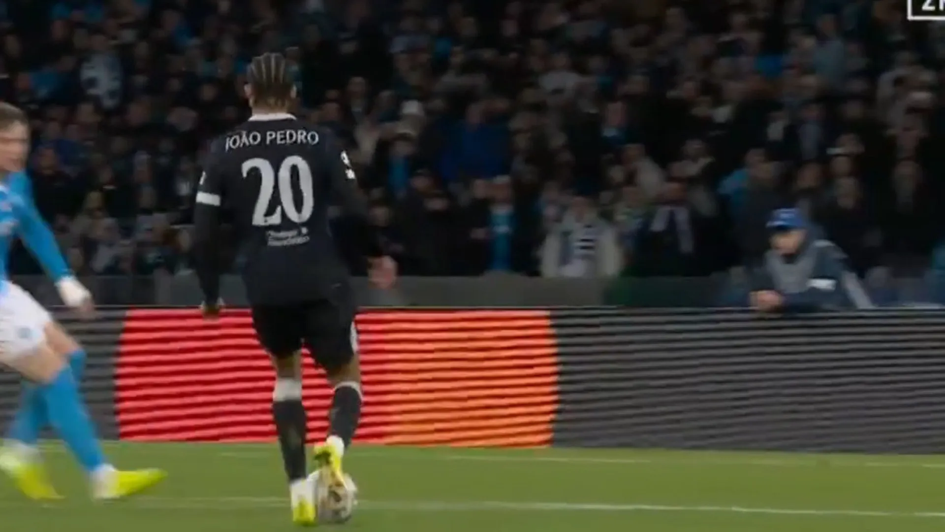 
                    O que foi isto, João Pedro? Craque do Chelsea enviou míssil para a baliza
                