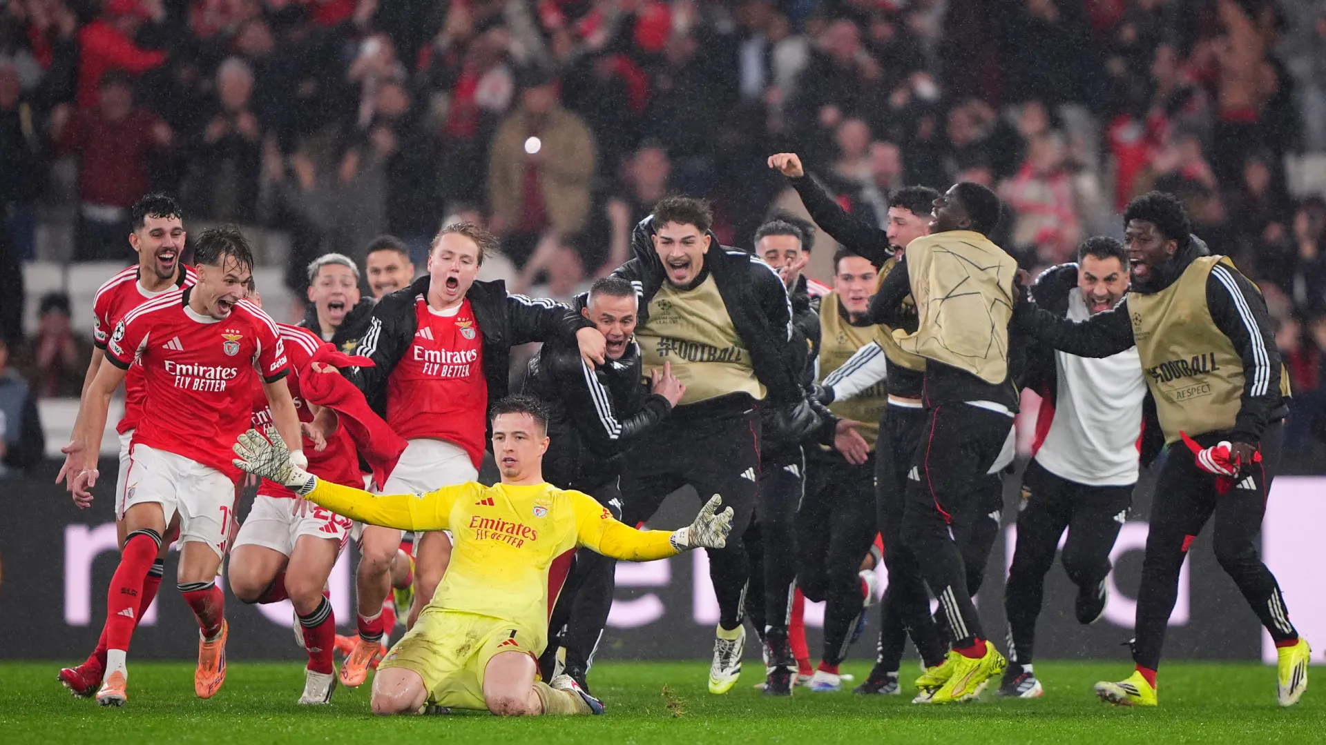 
                    Sofrimento total coloca Sporting nos 'oitavos' e Benfica no playoff
                