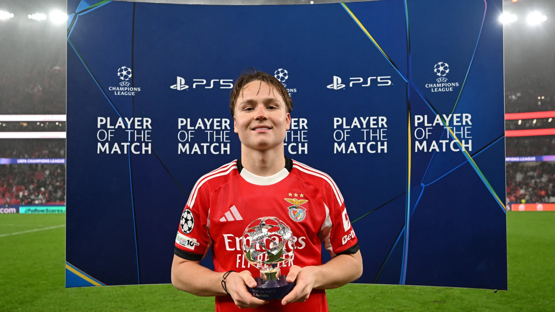 
                    Schjelderup com dedicatória especial e aponta: 