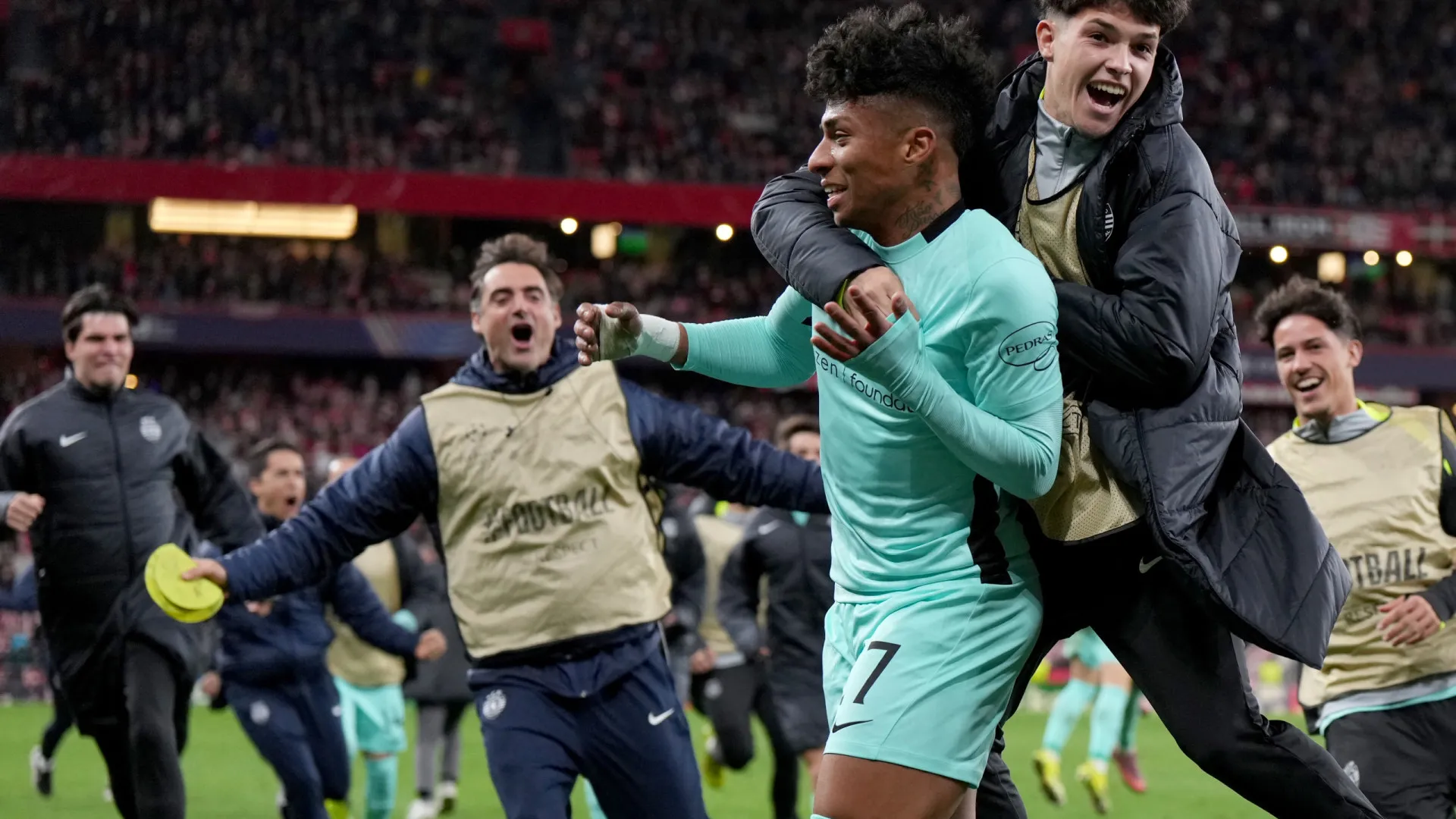 
                    Tiros nos pés? Sporting guarda cartuchos e ergue monumento europeu
                